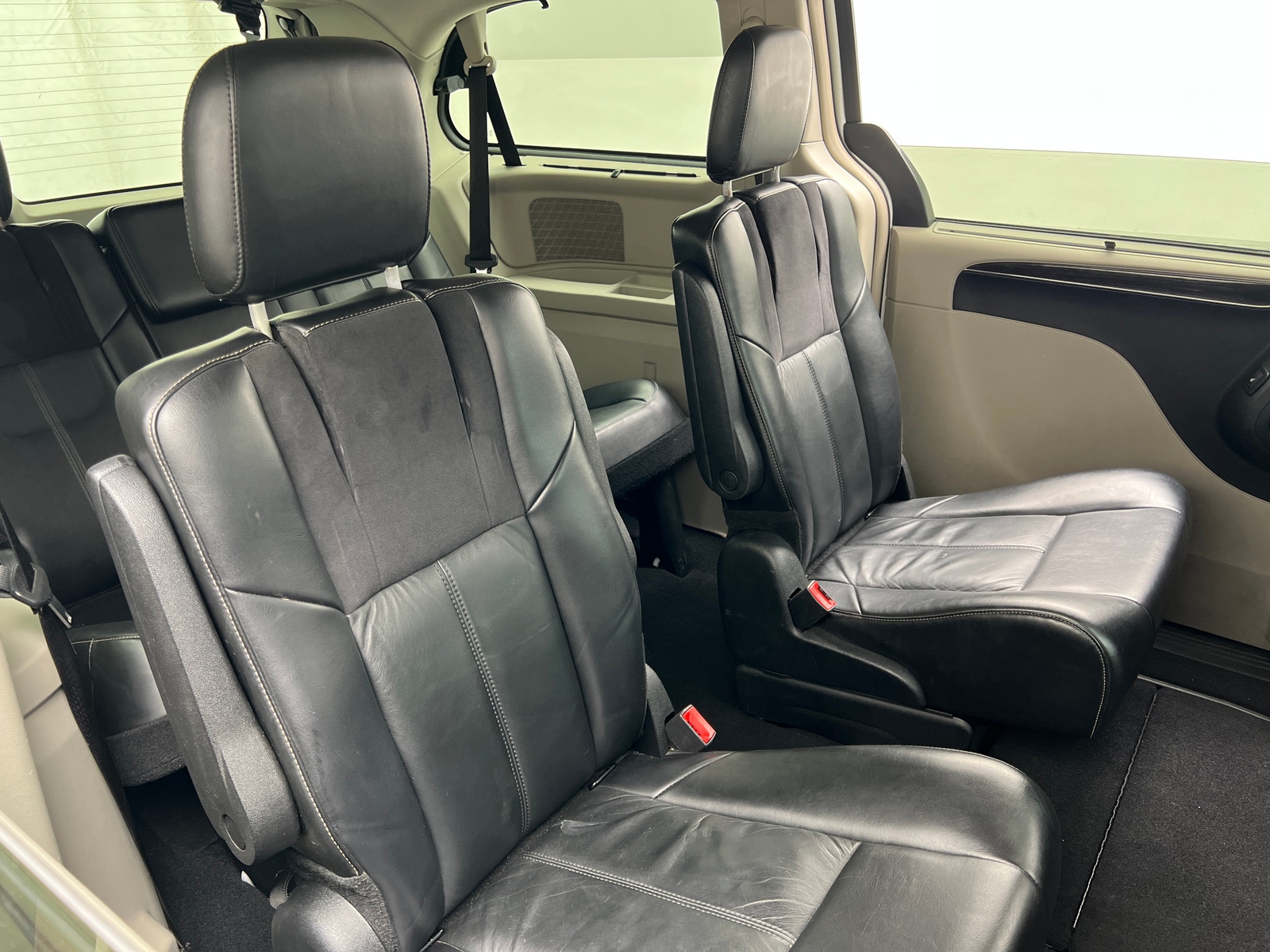 Thumbnail: 2012 Chrysler Town & Country - 5