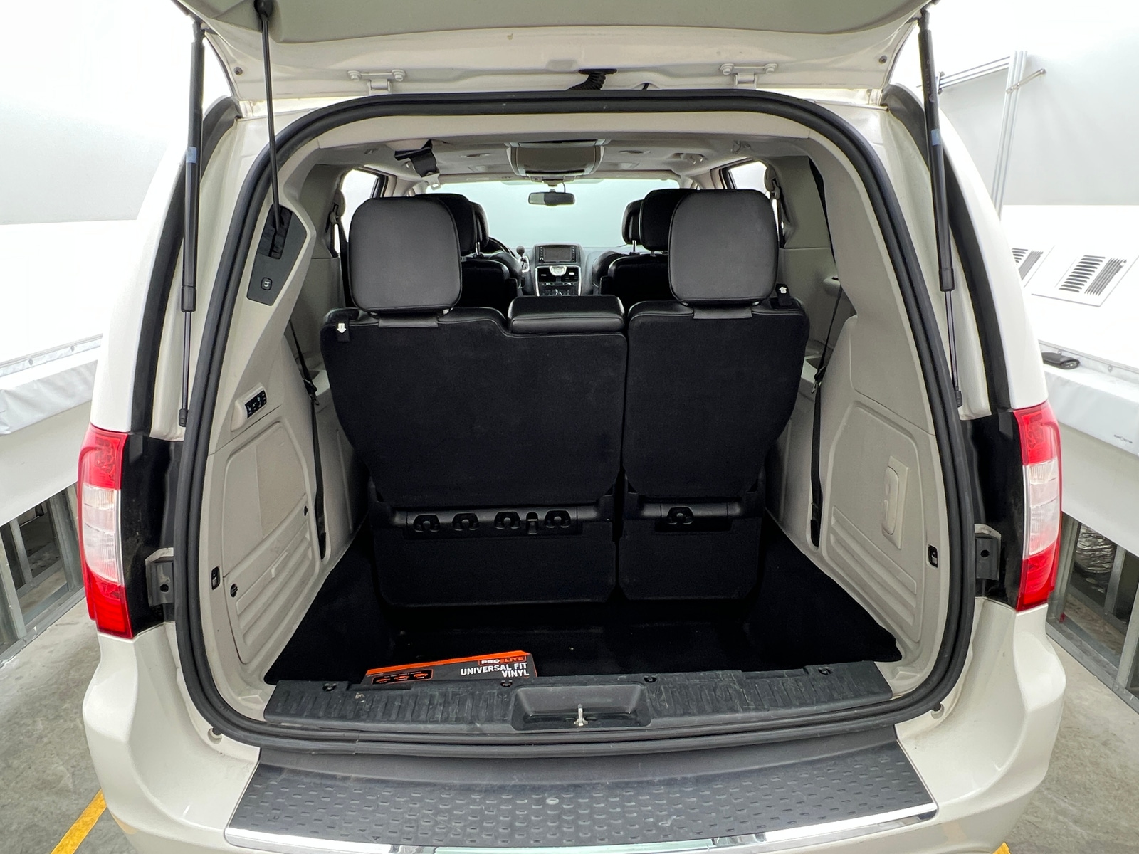 Thumbnail: 2012 Chrysler Town & Country - 6