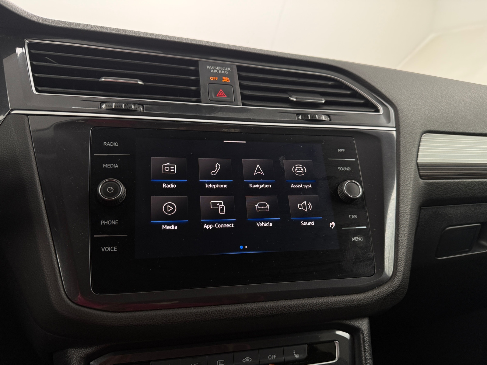 Thumbnail: 2024 Volkswagen Tiguan - 3