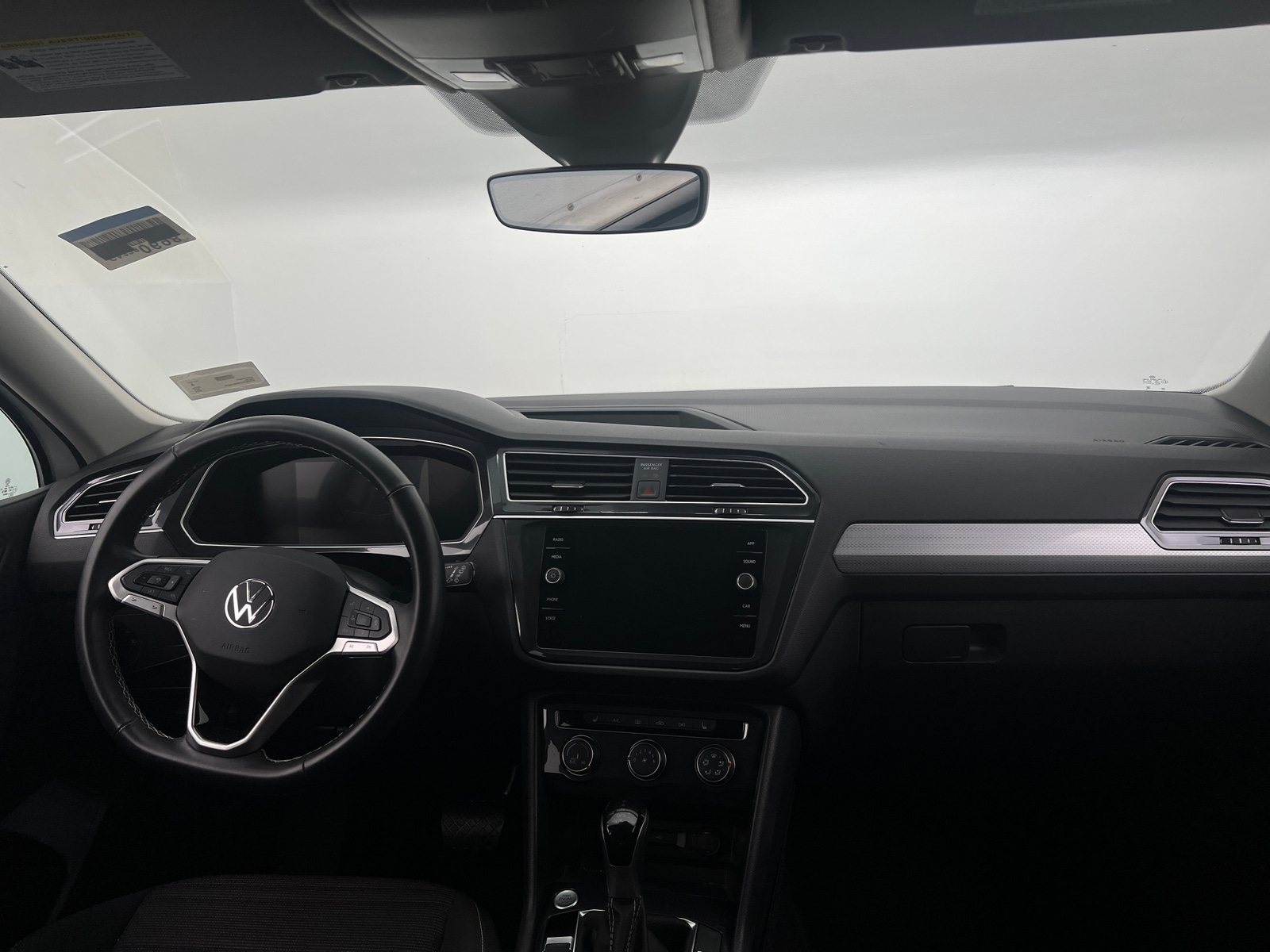 Thumbnail: 2024 Volkswagen Tiguan - 3