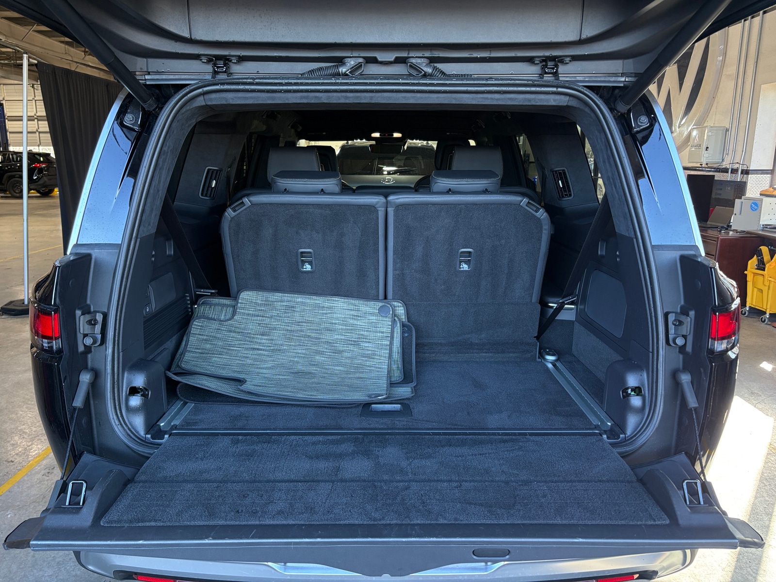 Thumbnail: 2023 Rivian R1S - 6