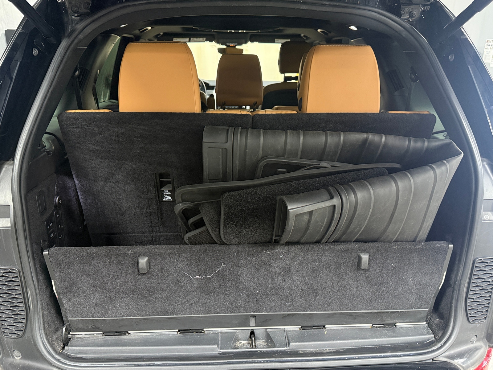 Thumbnail: 2019 Land Rover Discovery - 6