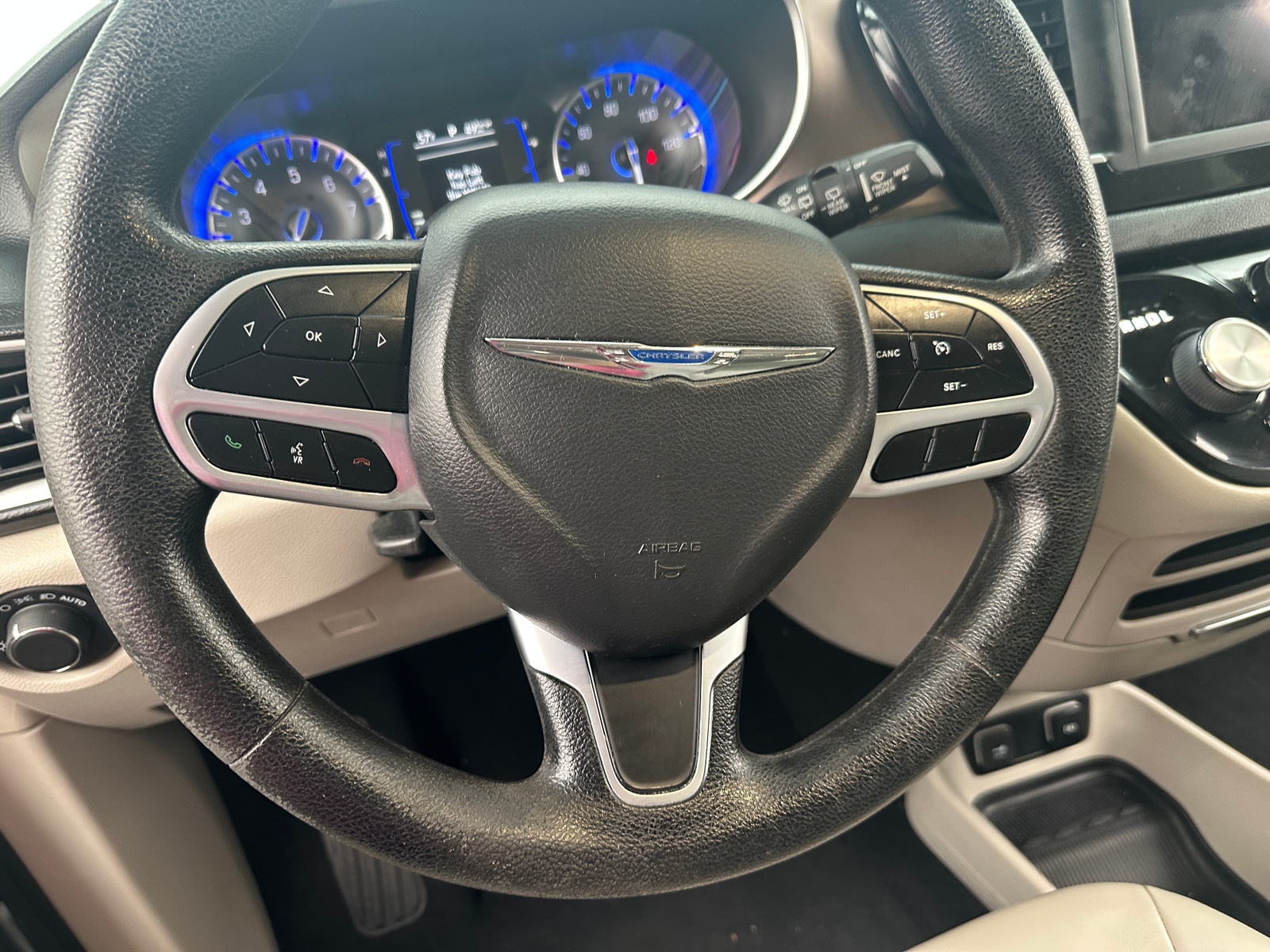 Thumbnail: 2021 Chrysler Voyager - 4