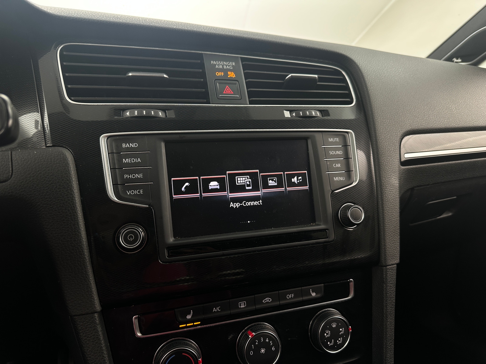 Thumbnail: 2017 Volkswagen Golf - 3