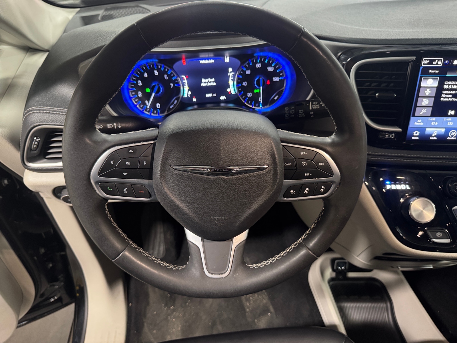 Thumbnail: 2023 Chrysler Pacifica - 4