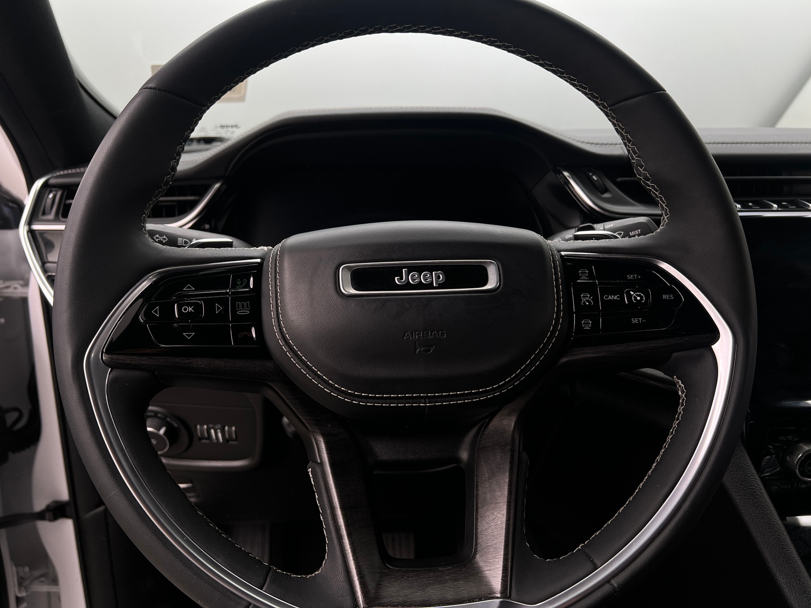 Thumbnail: 2023 Jeep Grand Cherokee - 4