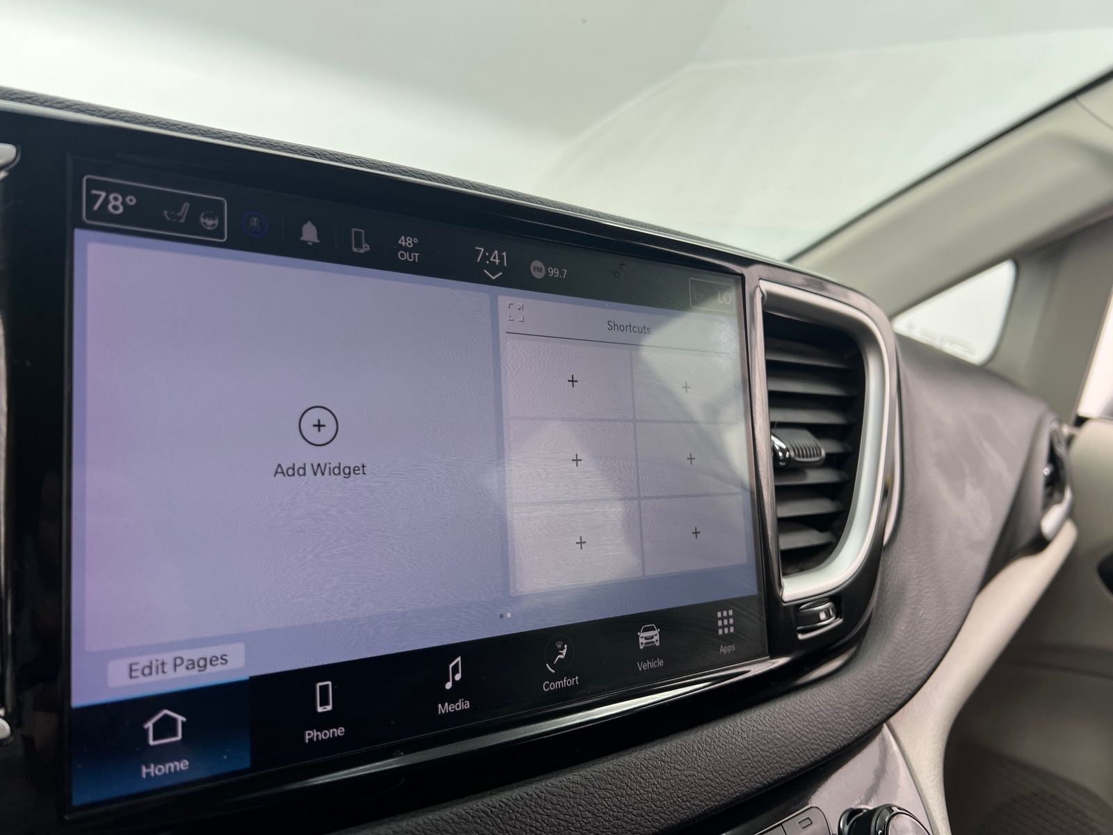 Thumbnail: 2024 Chrysler Pacifica - 3