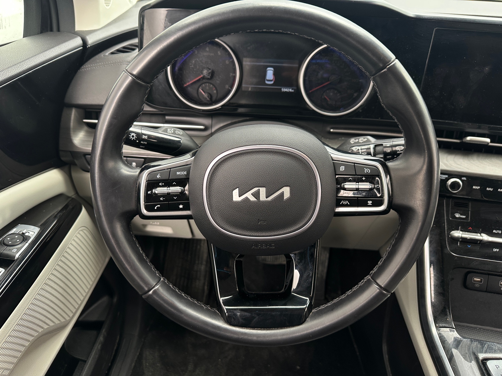 Thumbnail: 2023 Kia Carnival - 4