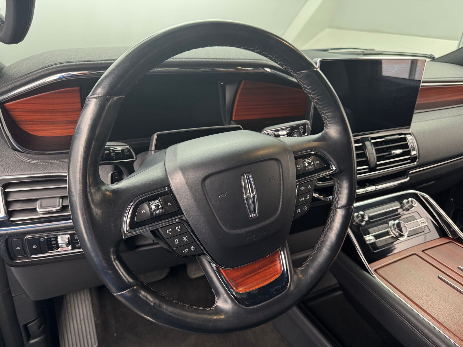 Thumbnail: 2024 Lincoln Navigator L - 4