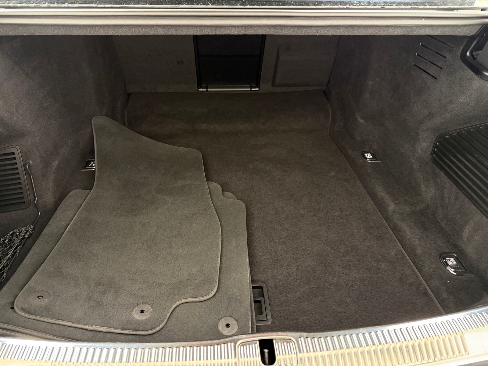 Thumbnail: 2020 Audi S8 - 6