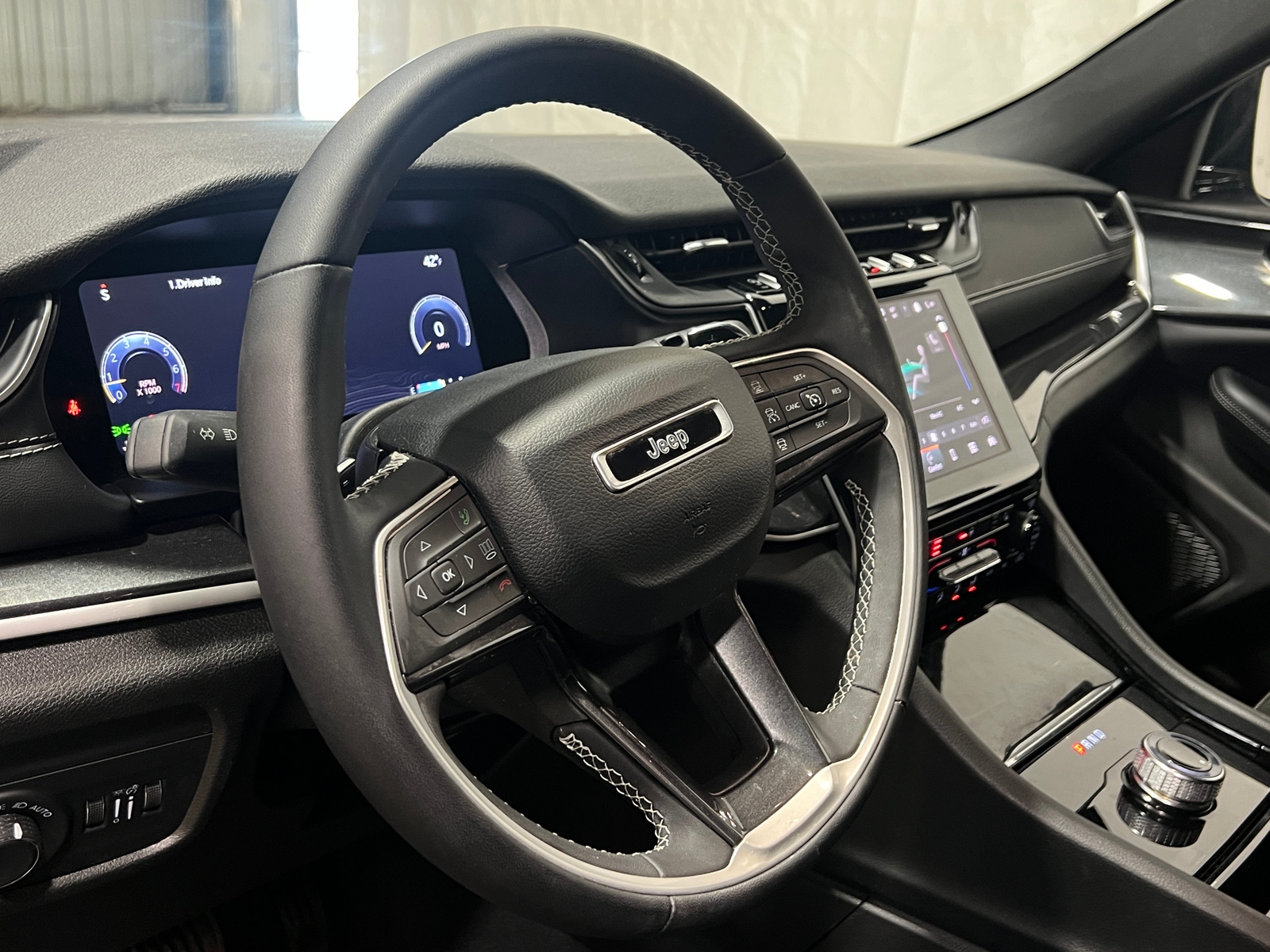 Thumbnail: 2023 Jeep Grand Cherokee - 4