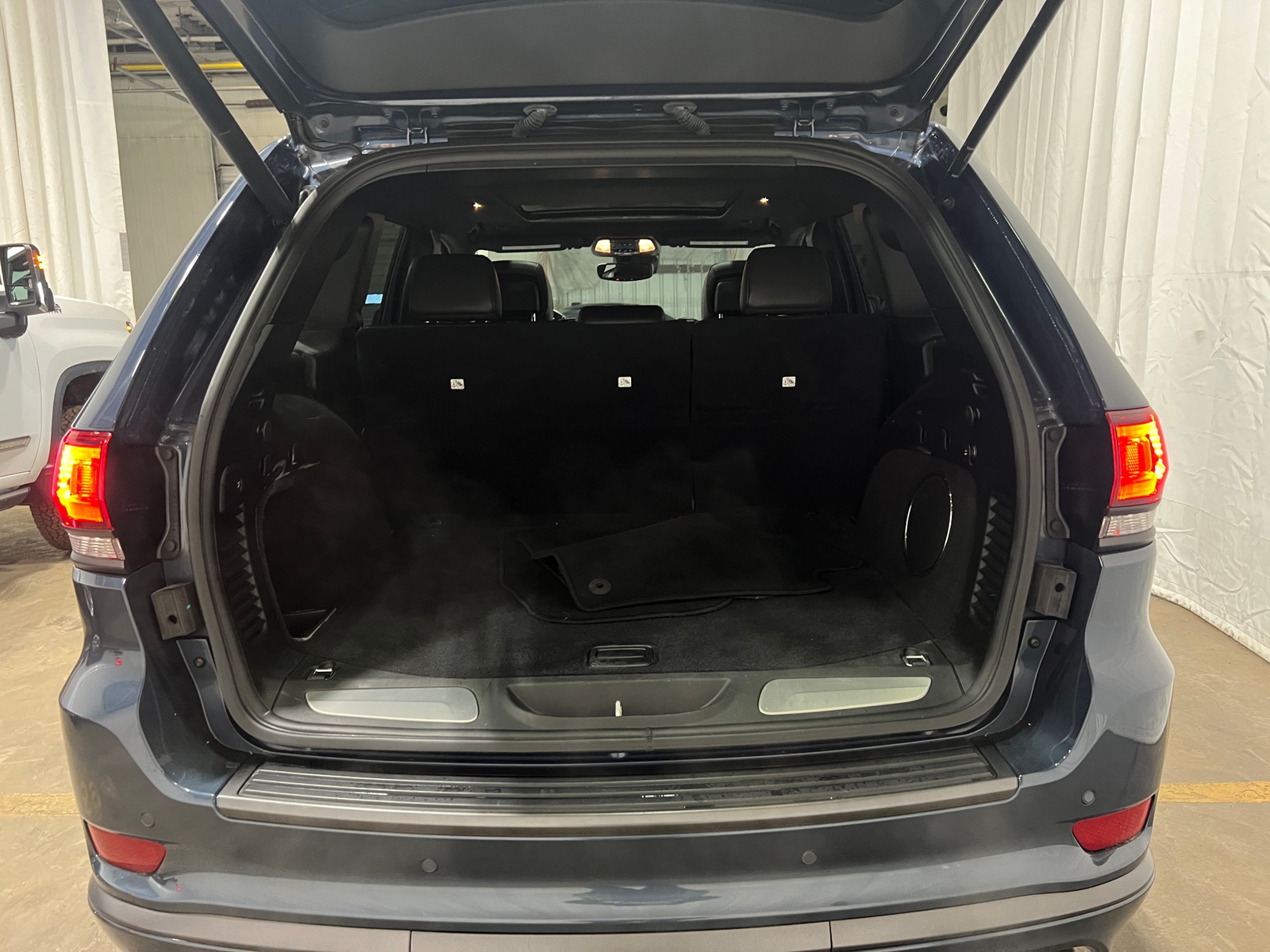 Thumbnail: 2020 Jeep Grand Cherokee - 7