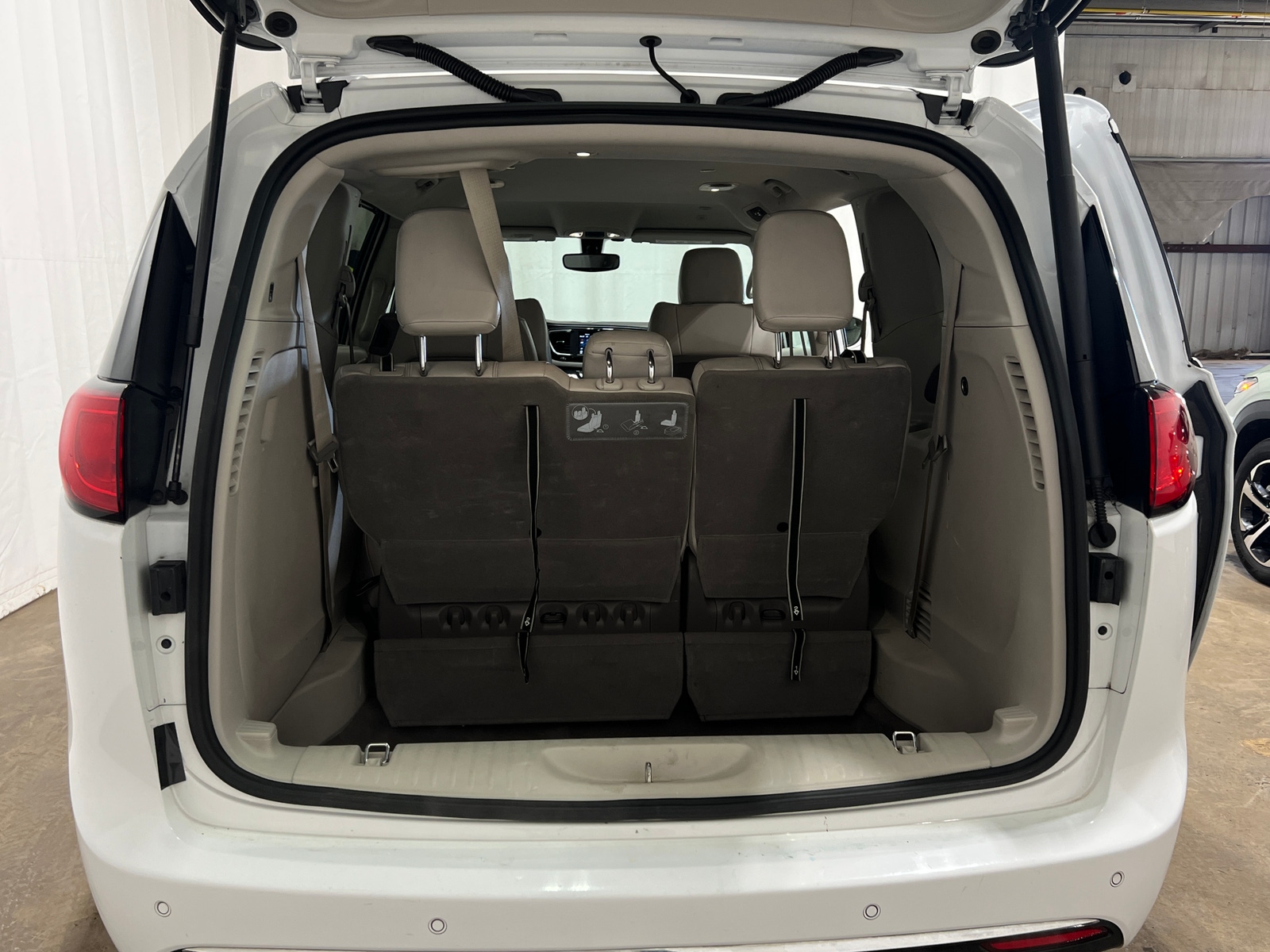 Thumbnail: 2020 Chrysler Pacifica - 6