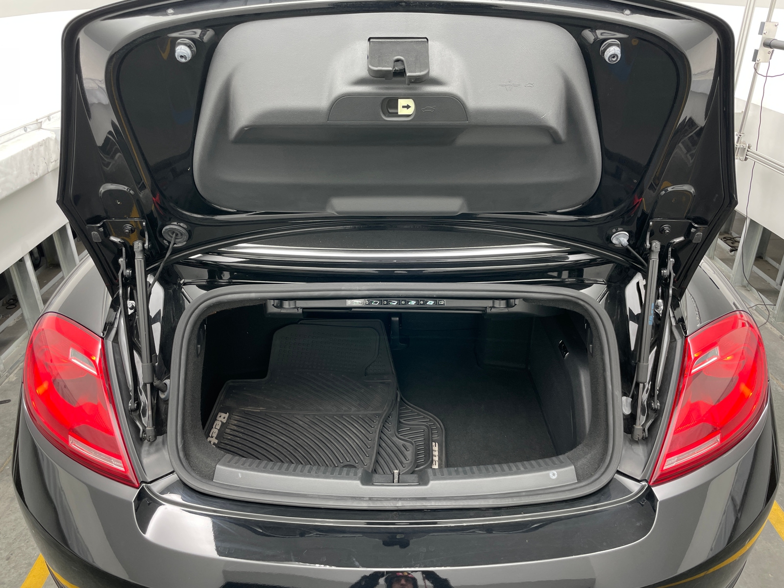 Thumbnail: 2015 Volkswagen Beetle - 6