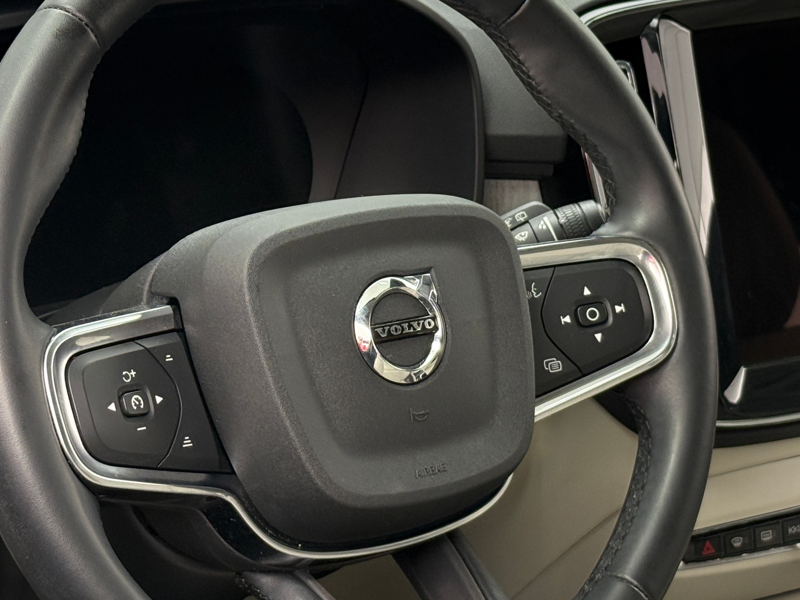 Thumbnail: 2024 Volvo XC40 - 4