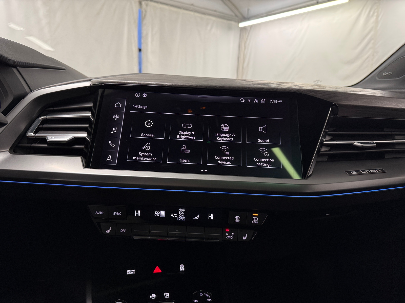 Thumbnail: 2024 Audi Q4 e-tron - 3