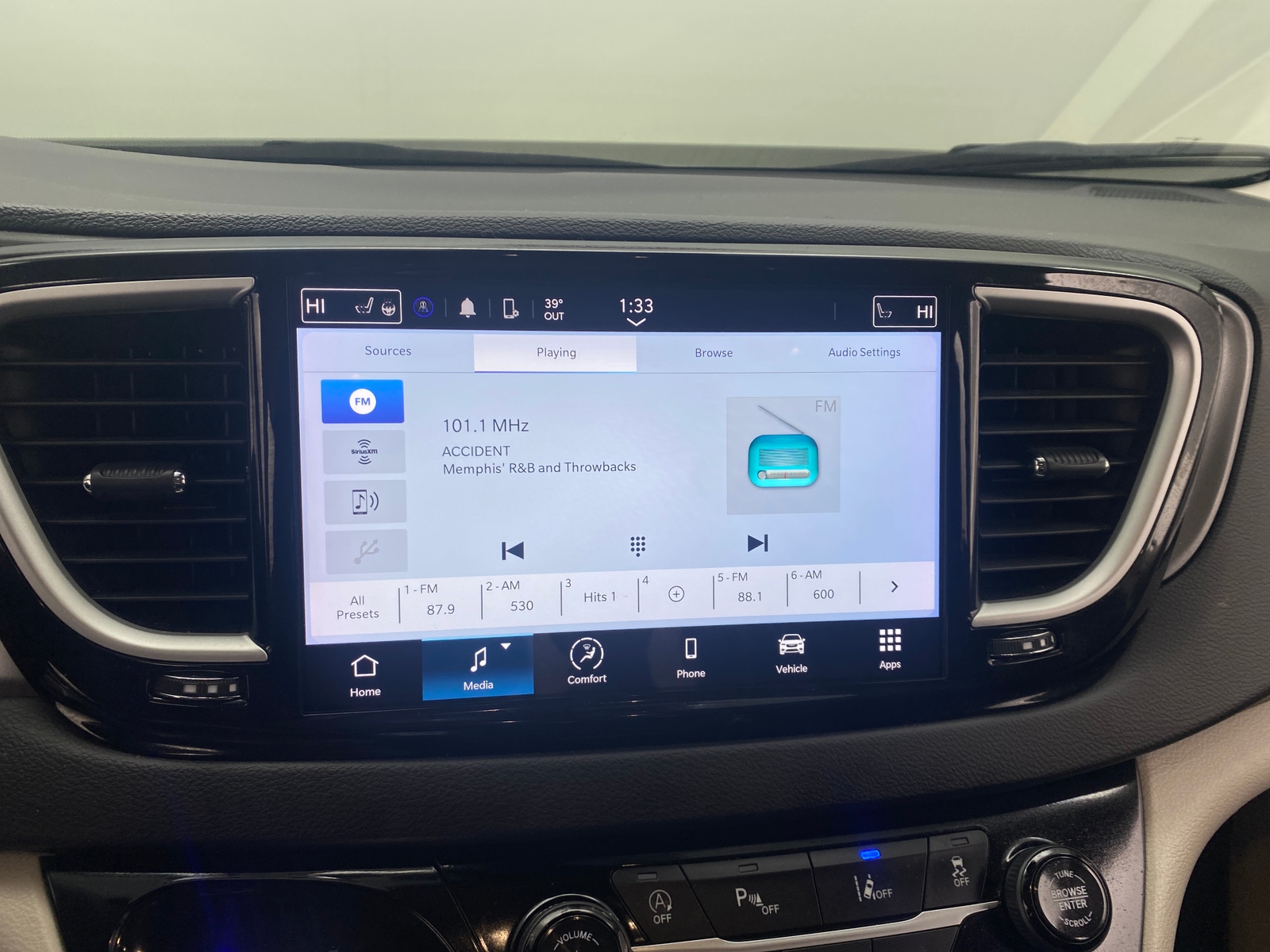 Thumbnail: 2024 Chrysler Pacifica - 3