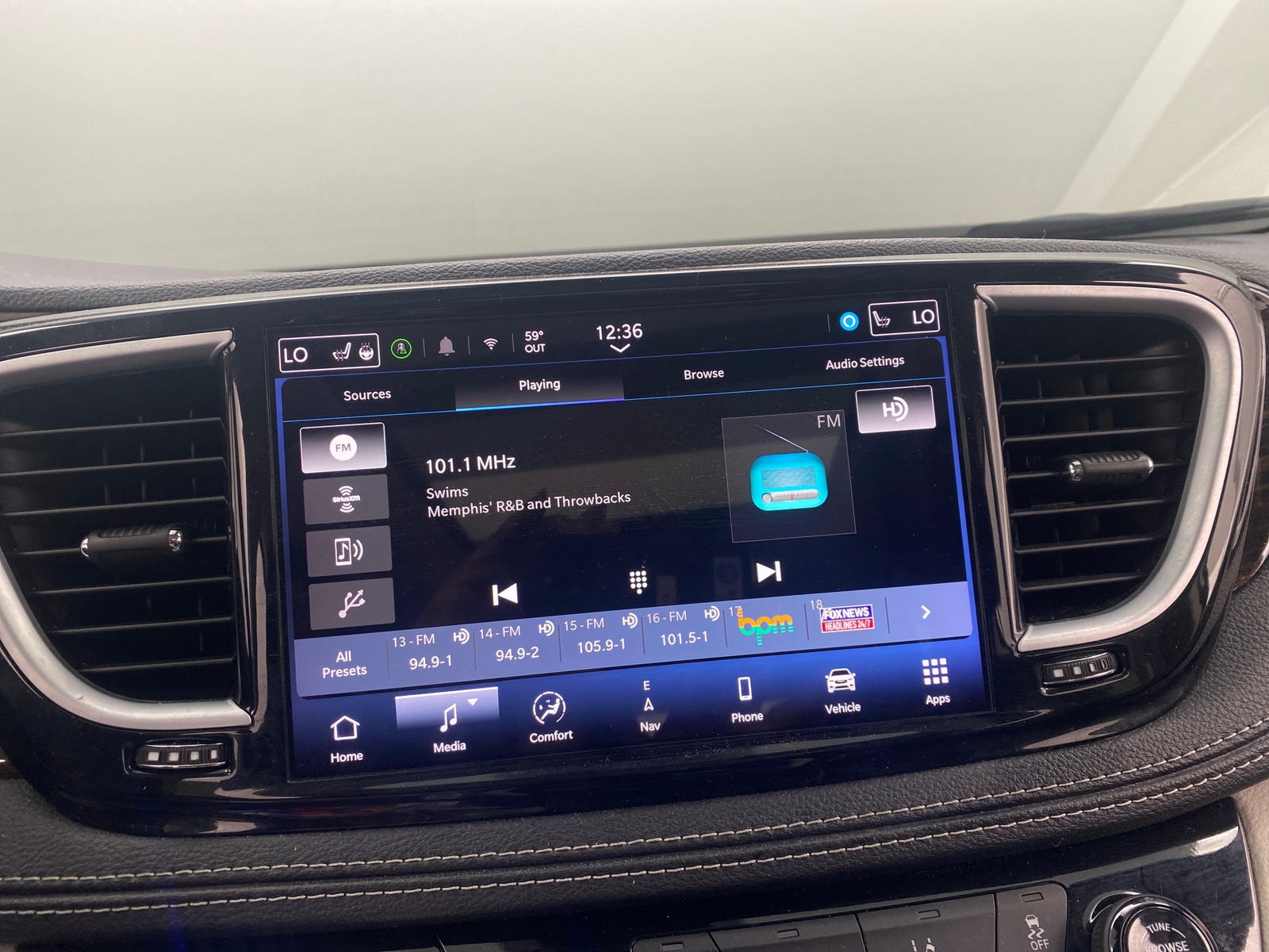 Thumbnail: 2023 Chrysler Pacifica - 3