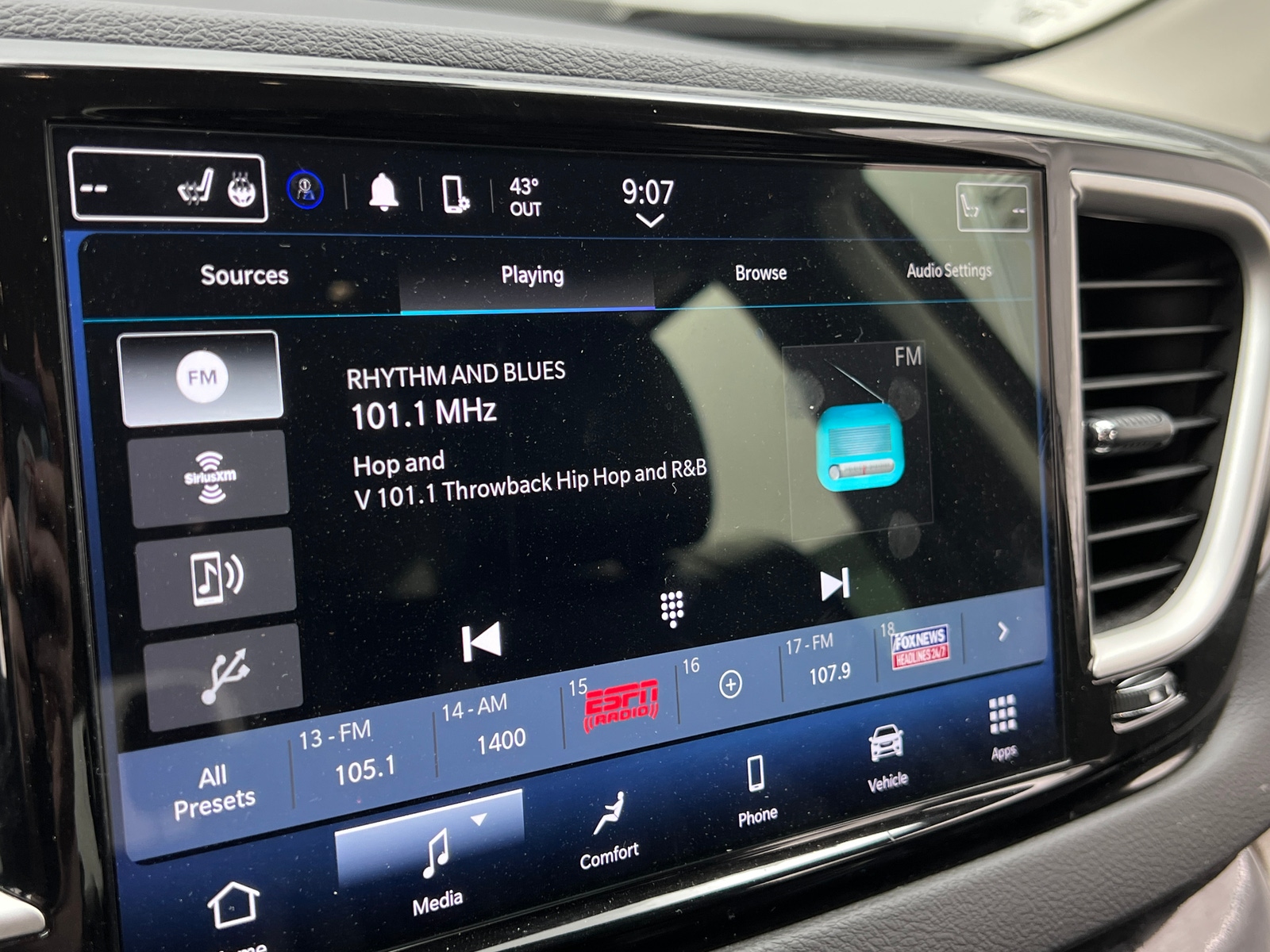 Thumbnail: 2024 Chrysler Pacifica - 3