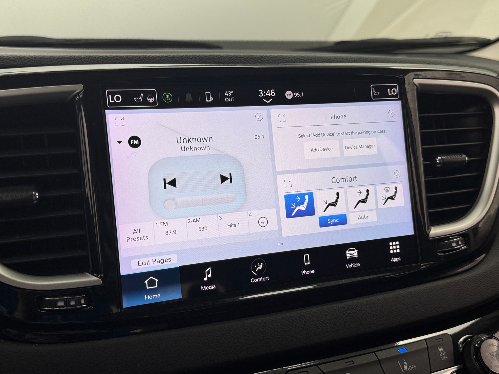 Thumbnail: 2024 Chrysler Pacifica - 3