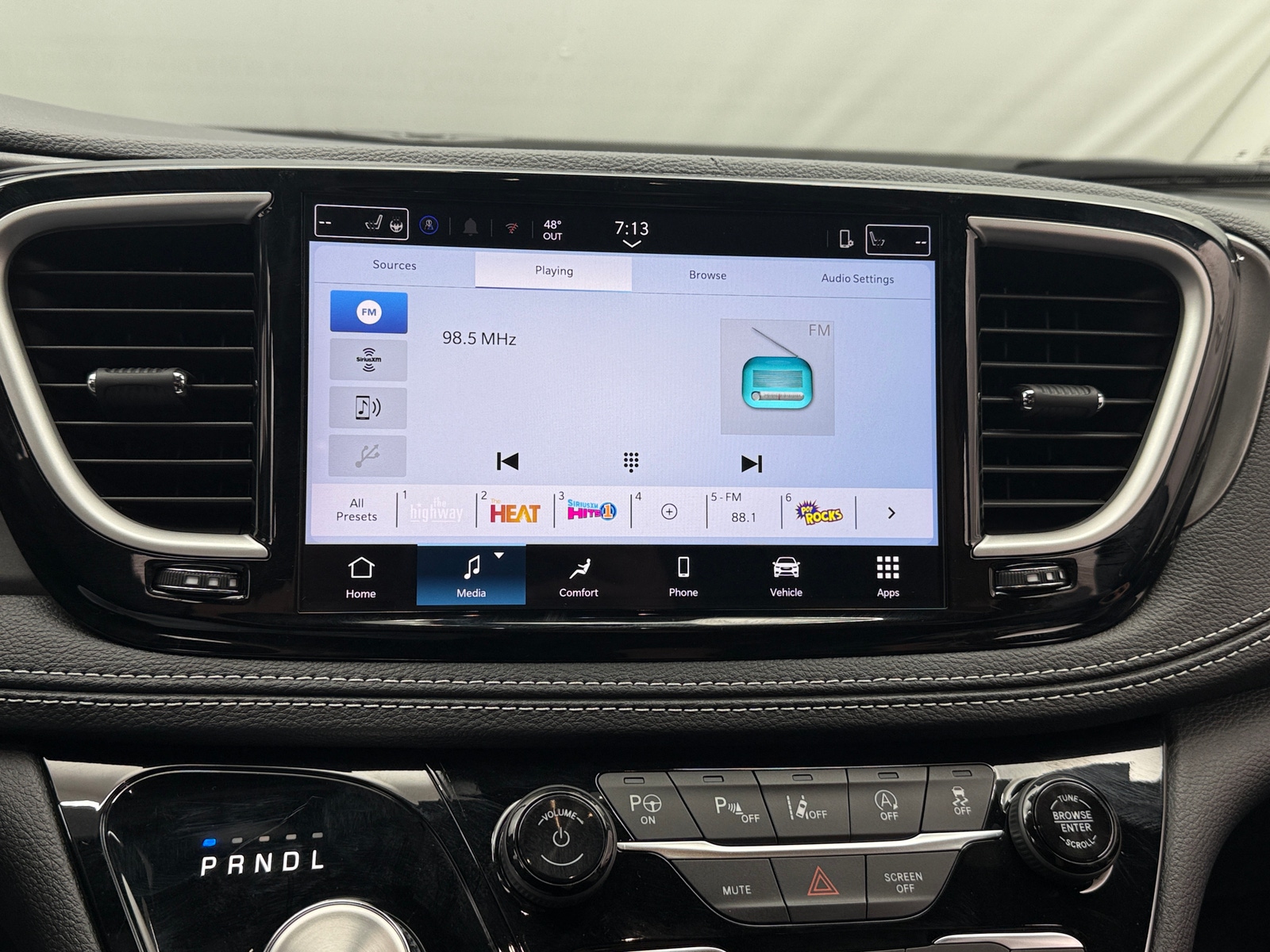 Thumbnail: 2025 Chrysler Pacifica - 3