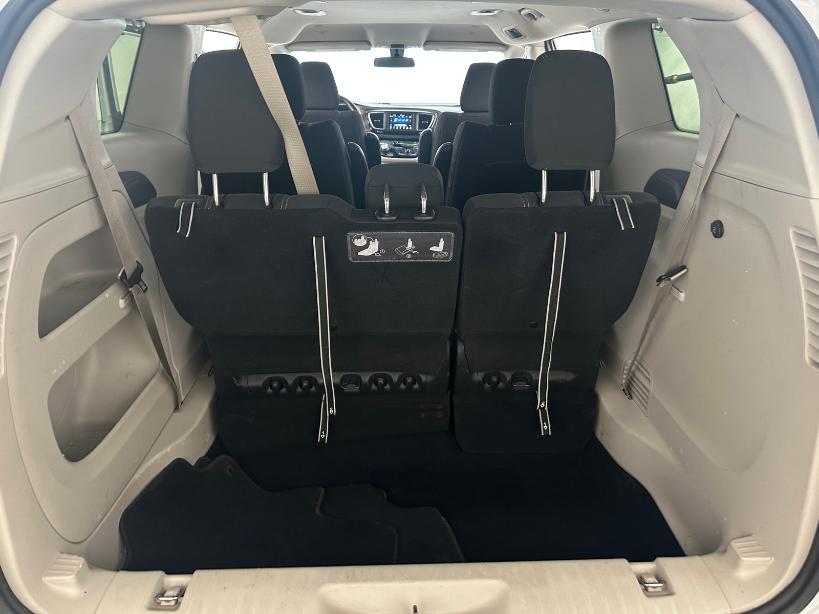 Thumbnail: 2020 Chrysler Voyager - 7