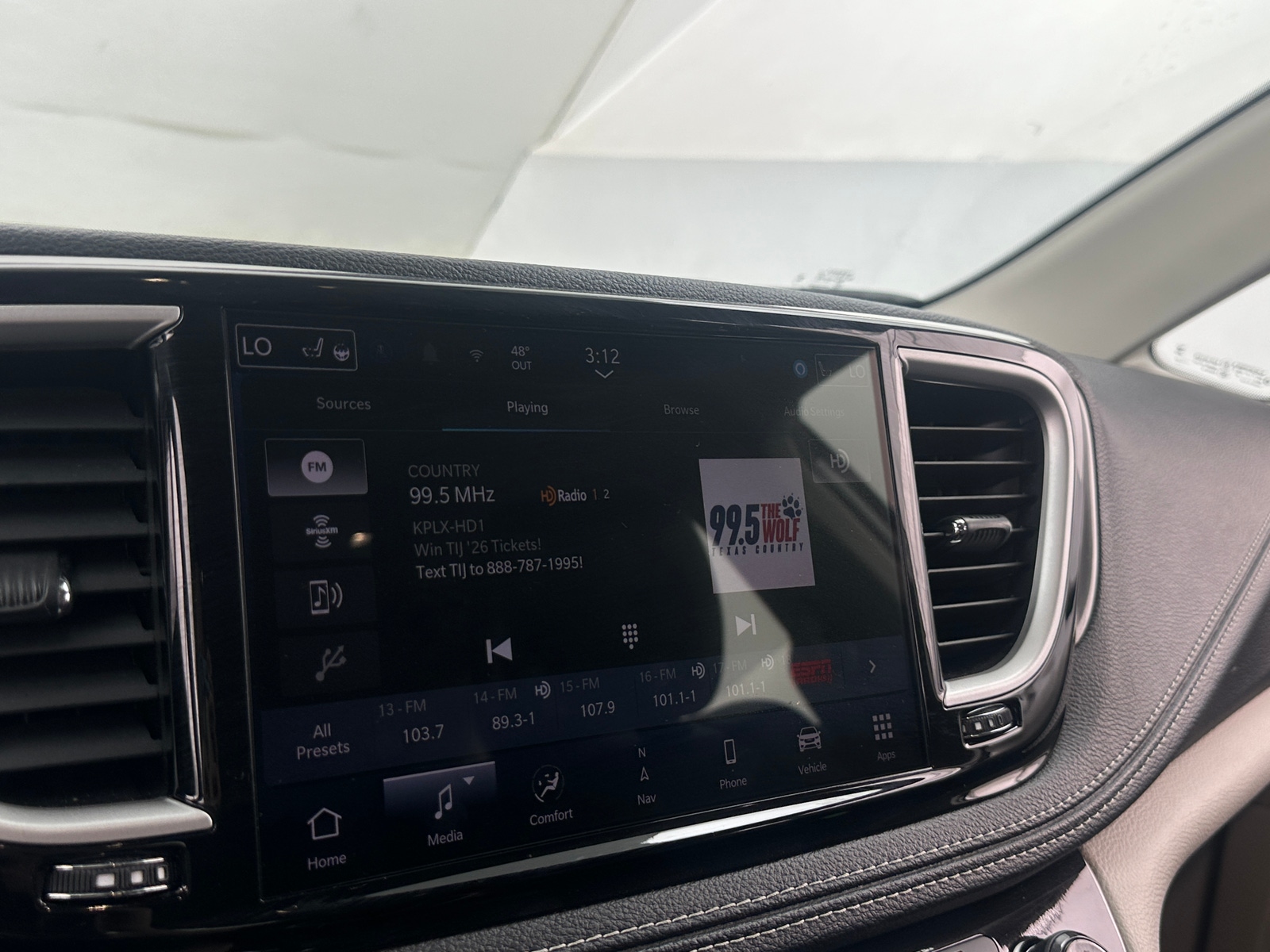 Thumbnail: 2024 Chrysler Pacifica - 3