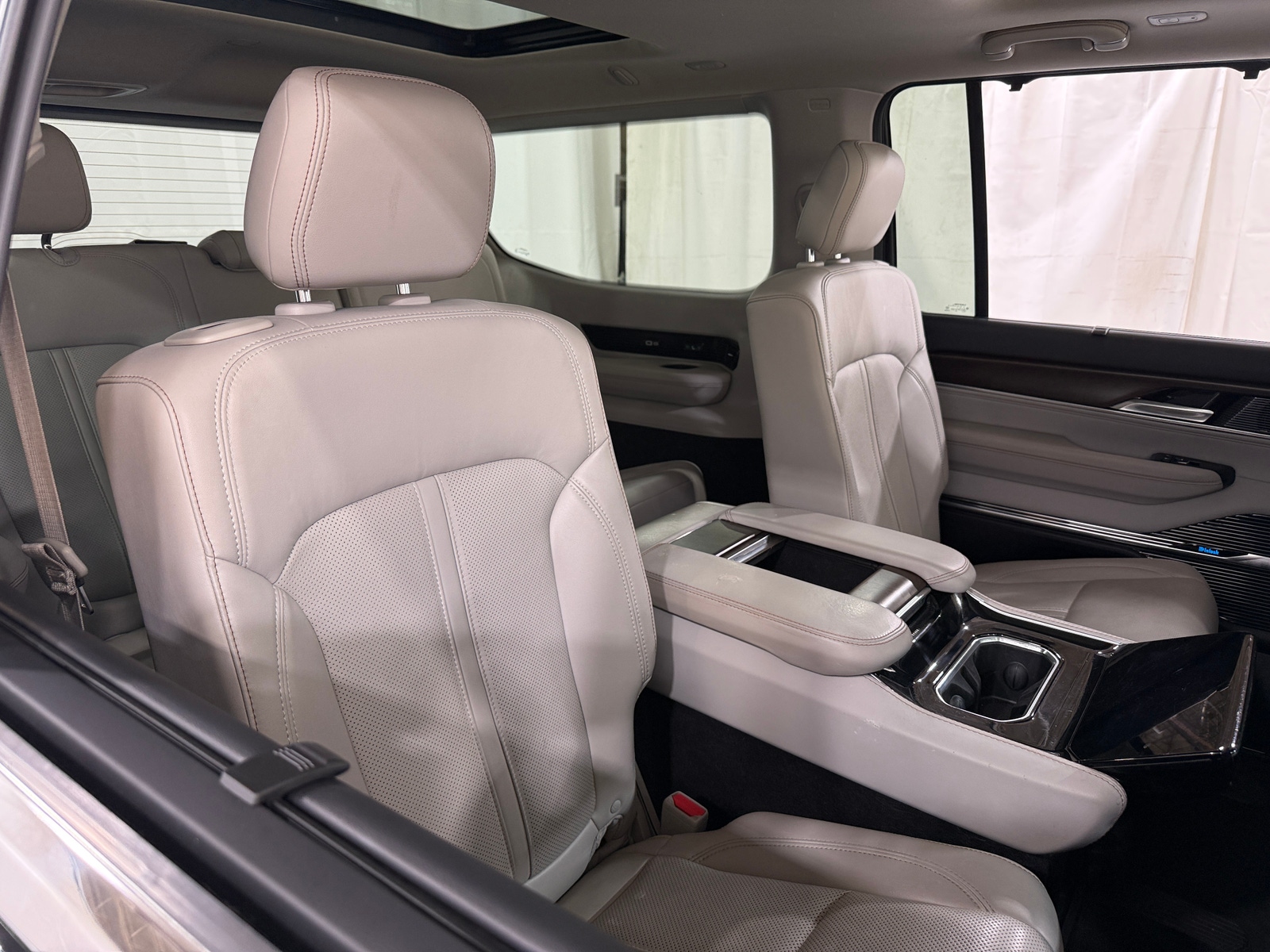 Thumbnail: 2022 Jeep Grand Wagoneer - 5