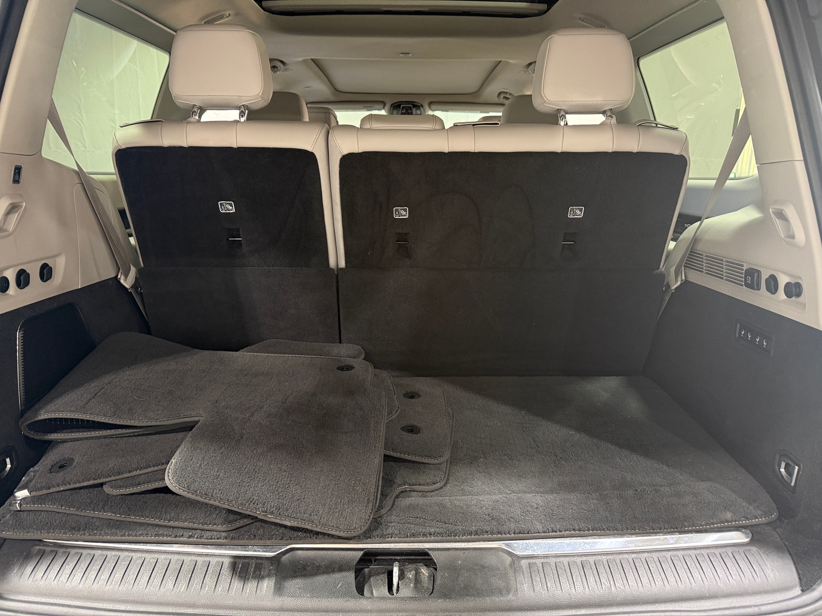 Thumbnail: 2022 Jeep Grand Wagoneer - 6