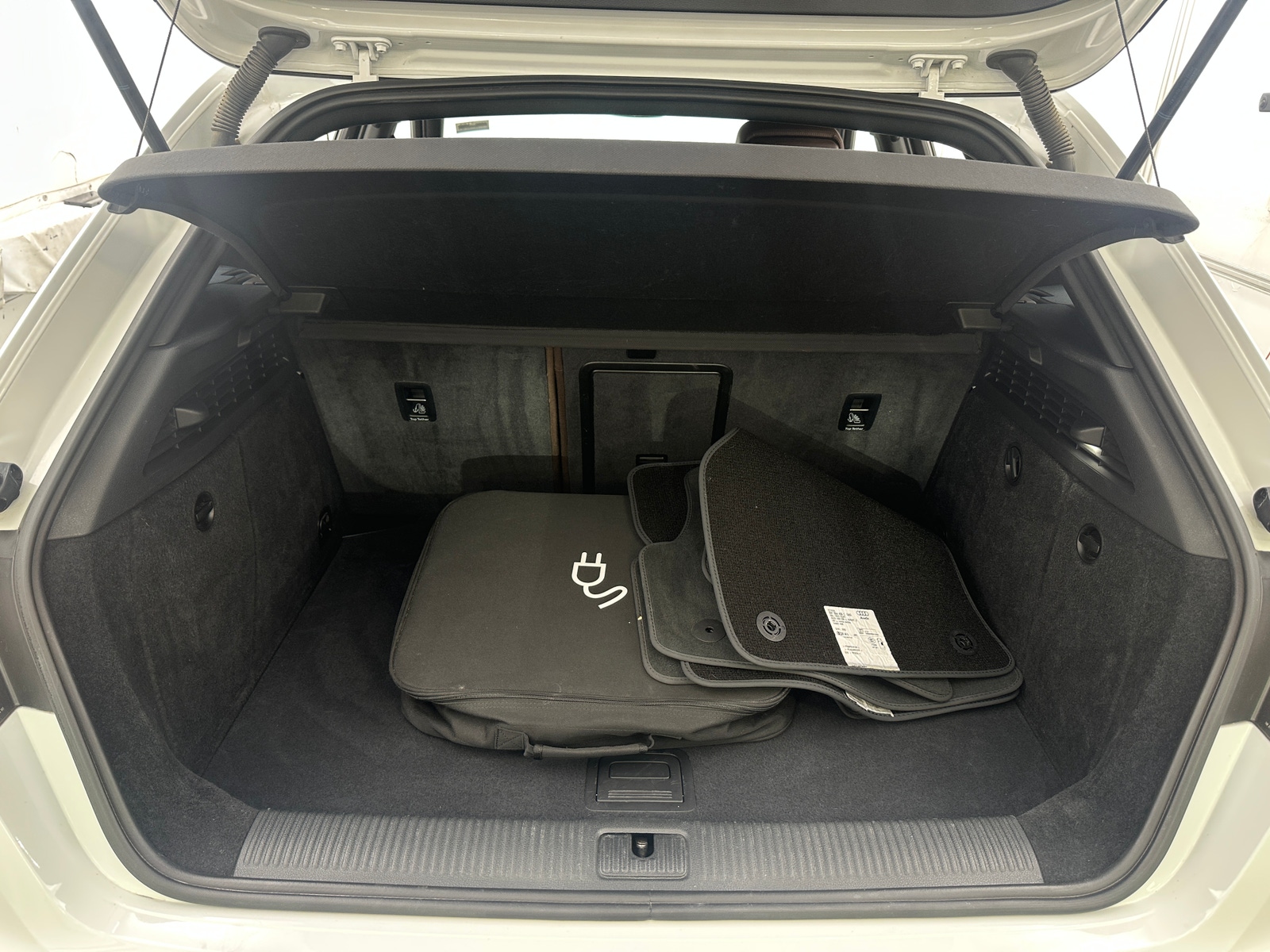 Thumbnail: 2017 Audi A3 e-tron - 6