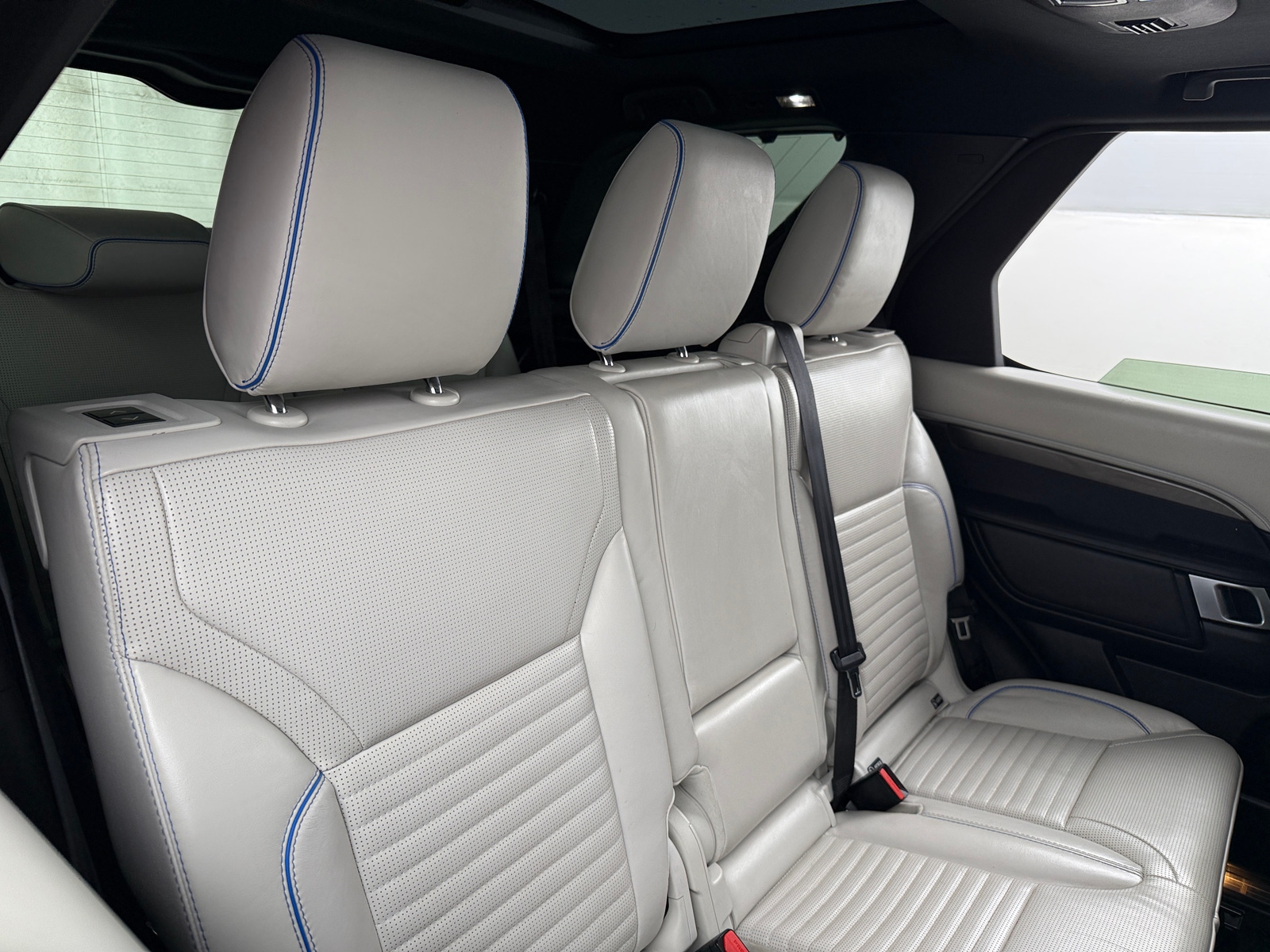 Thumbnail: 2019 Land Rover Discovery - 5