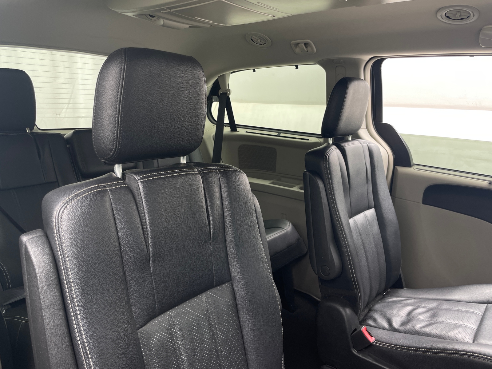 Thumbnail: 2015 Chrysler Town & Country - 5