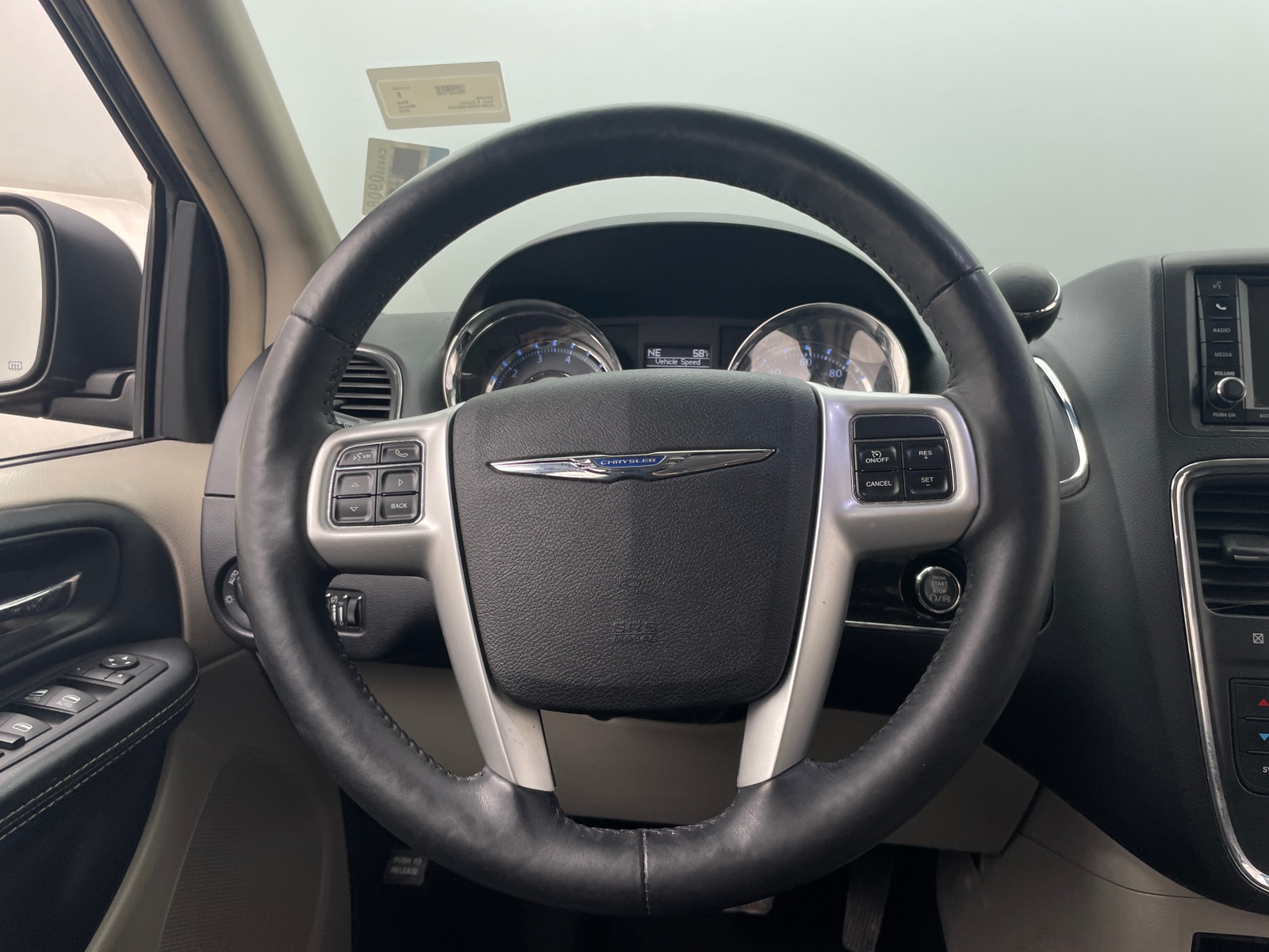 Thumbnail: 2015 Chrysler Town & Country - 4