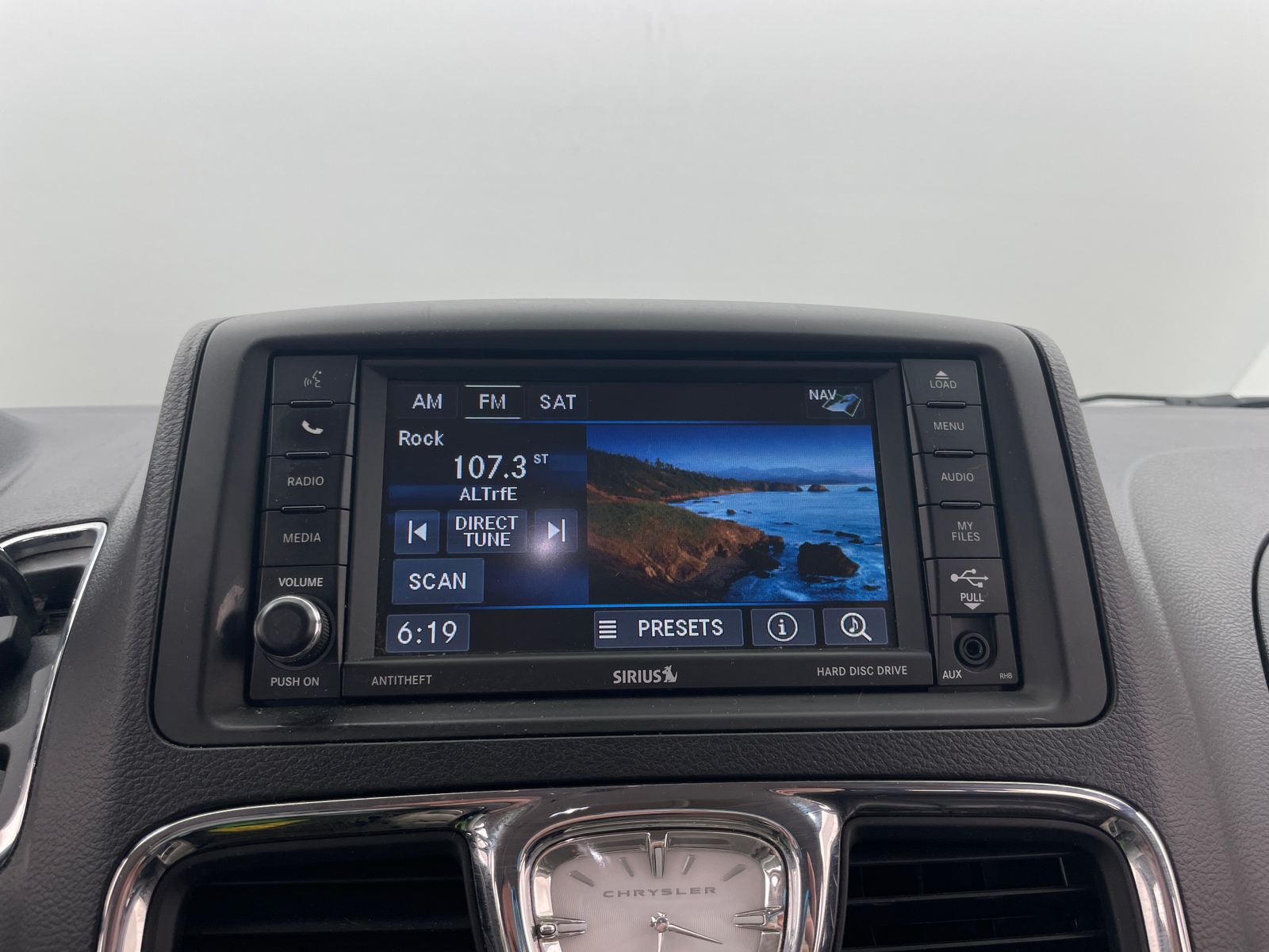 Thumbnail: 2015 Chrysler Town & Country - 3