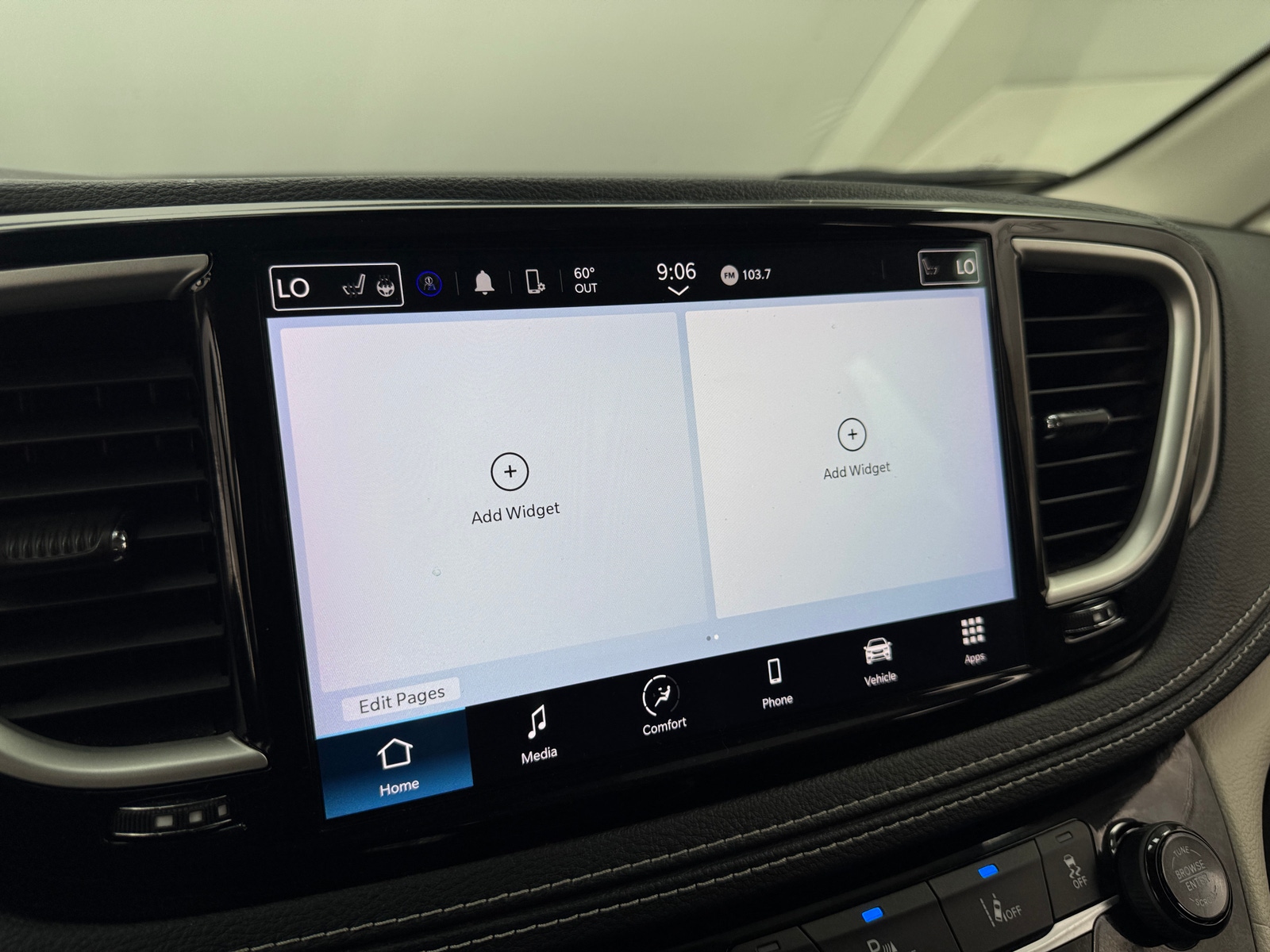 Thumbnail: 2023 Chrysler Pacifica - 3