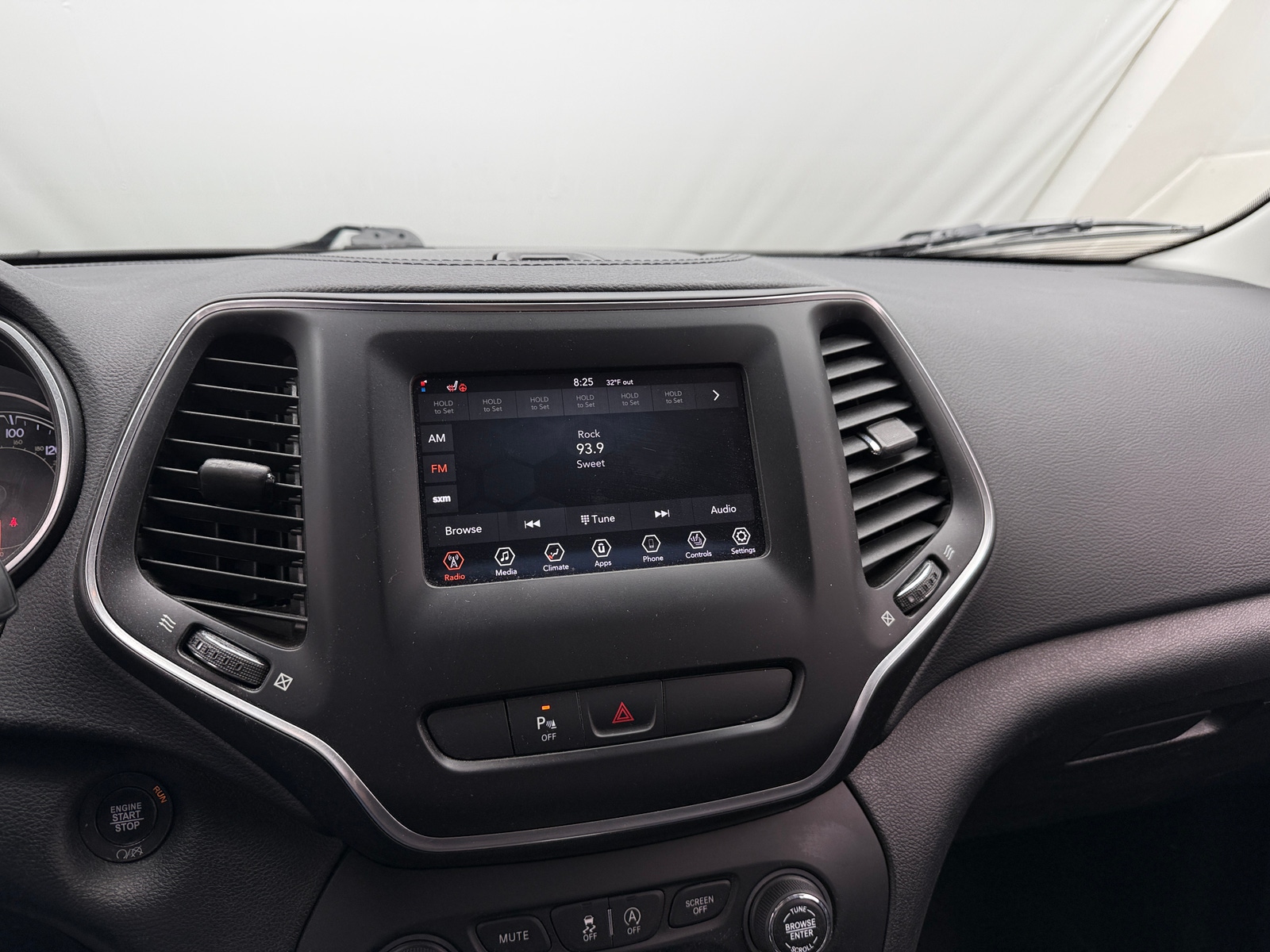 Thumbnail: 2020 Jeep Cherokee - 4