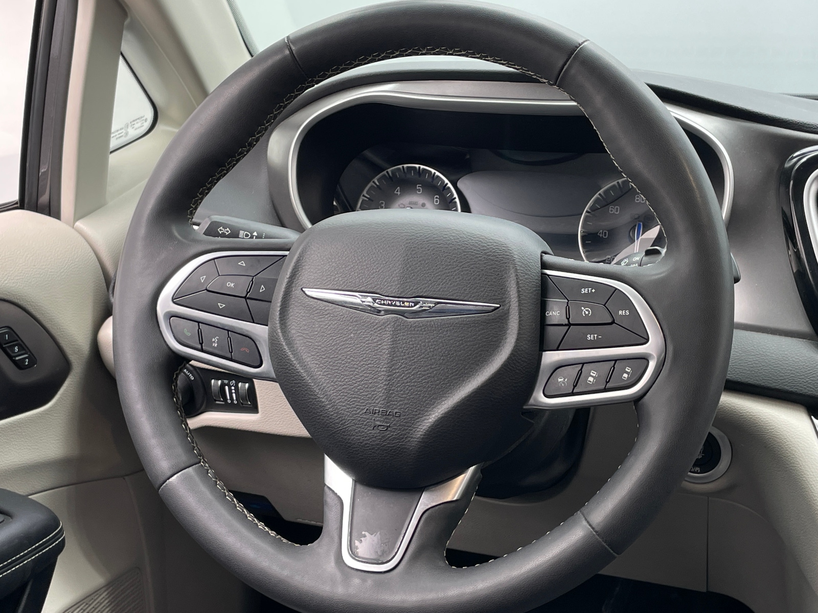 Thumbnail: 2023 Chrysler Pacifica - 4