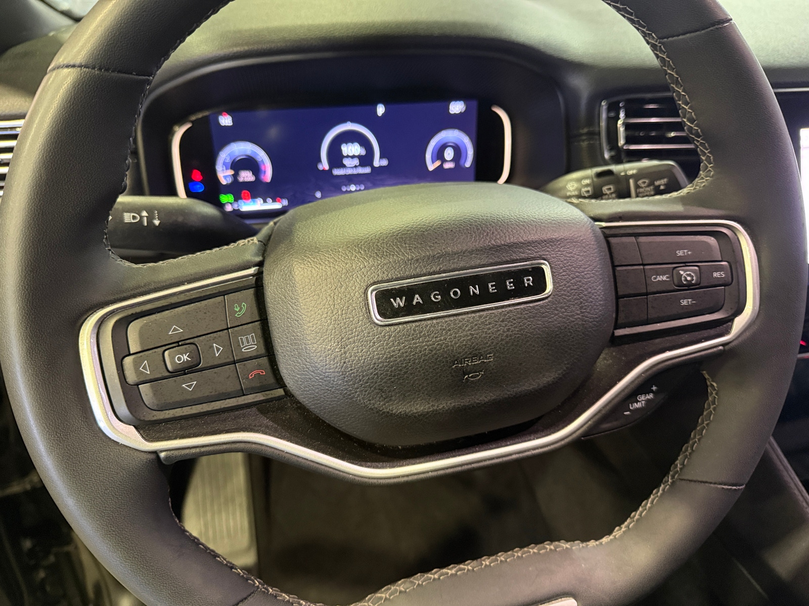 Thumbnail: 2022 Jeep Wagoneer - 4