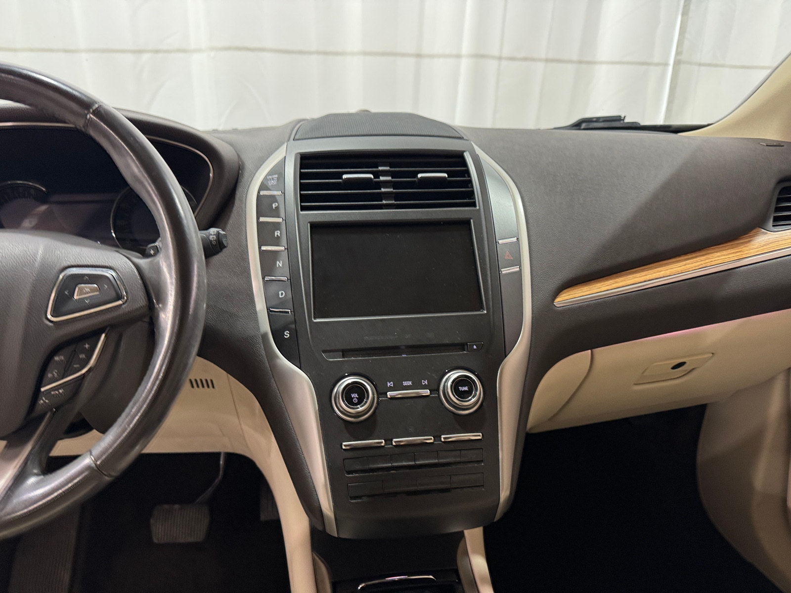 Thumbnail: 2015 Lincoln MKC - 3