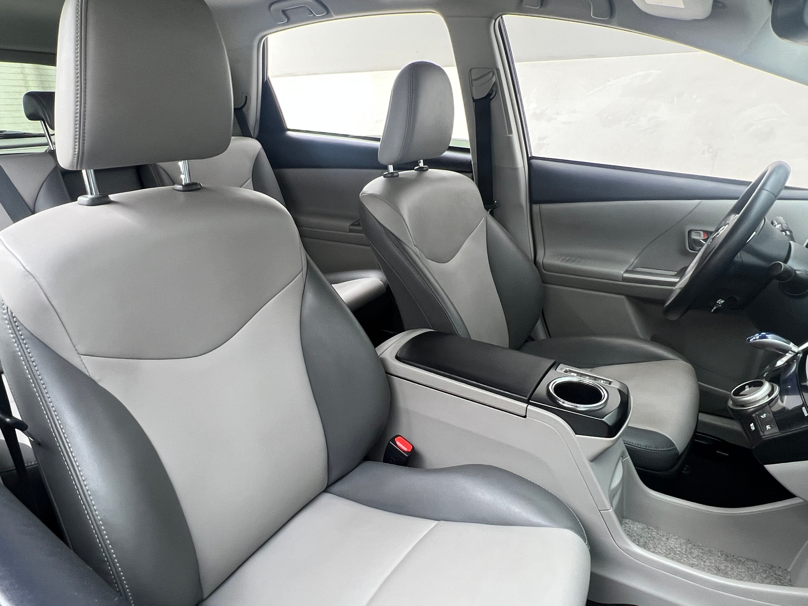 Thumbnail: 2016 Toyota Prius v - 2