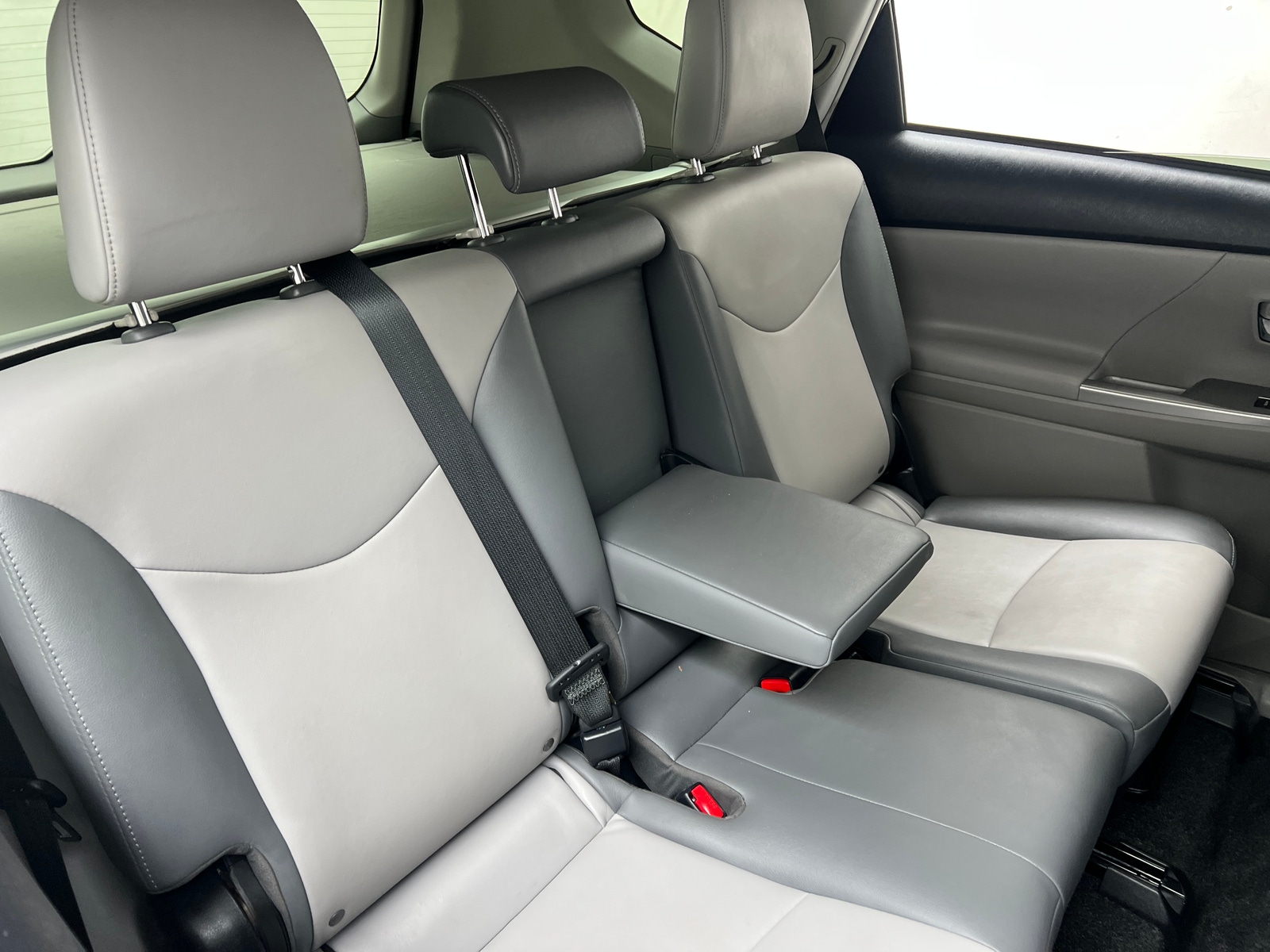 Thumbnail: 2016 Toyota Prius v - 6