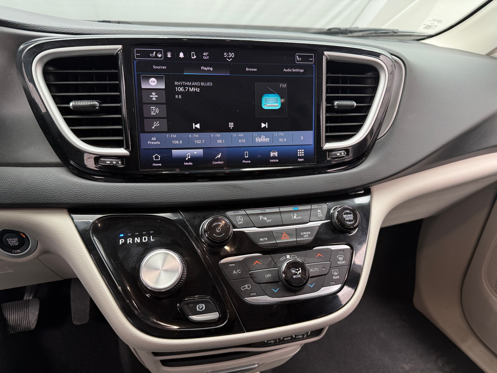 Thumbnail: 2023 Chrysler Pacifica - 3