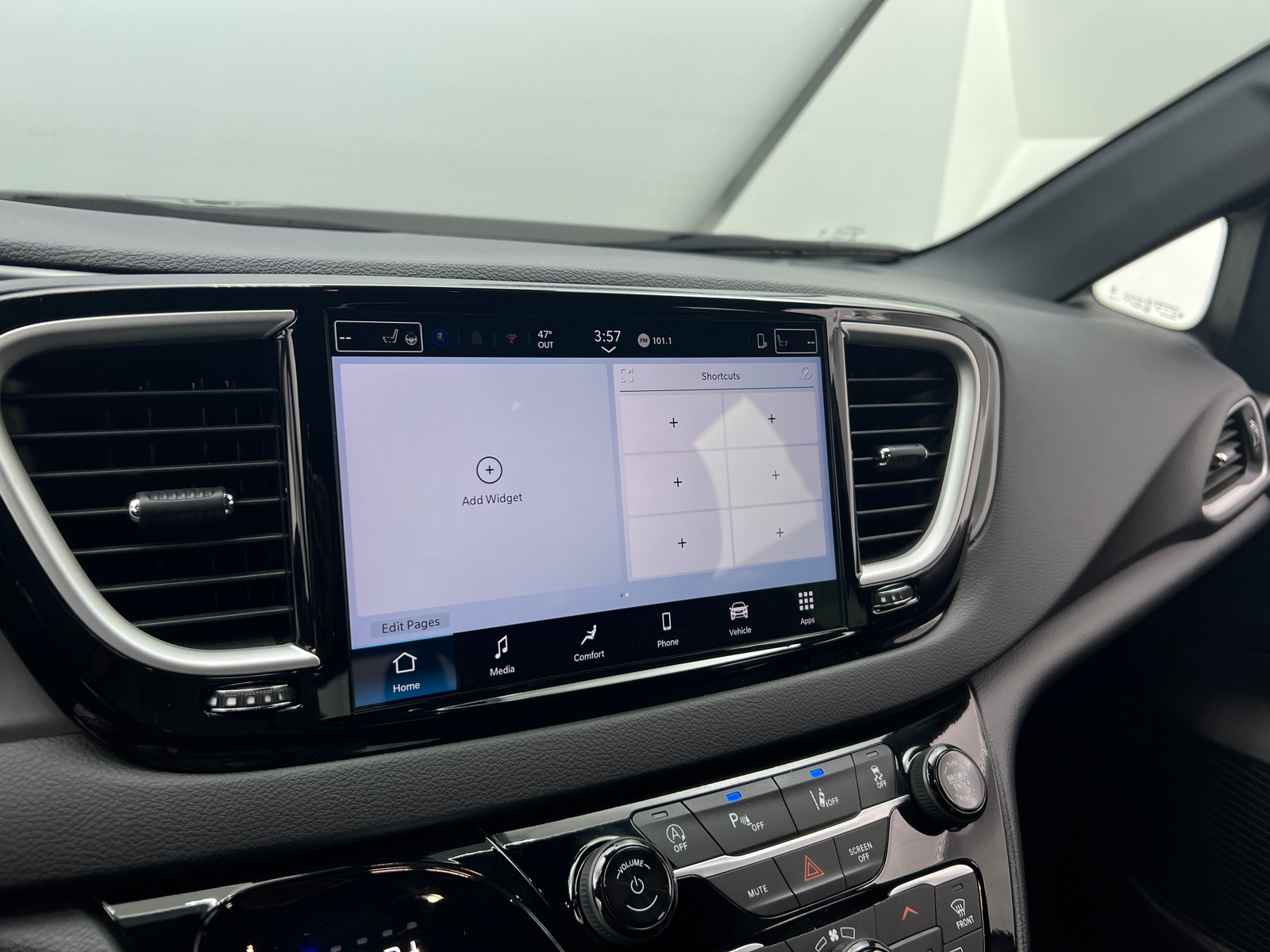 Thumbnail: 2025 Chrysler Pacifica - 3