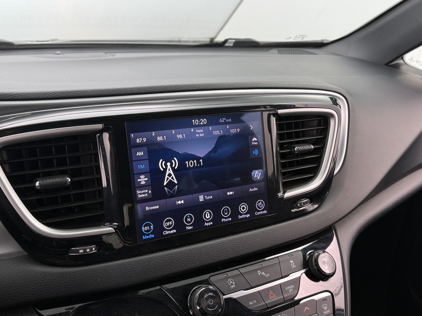 Thumbnail: 2020 Chrysler Pacifica - 3