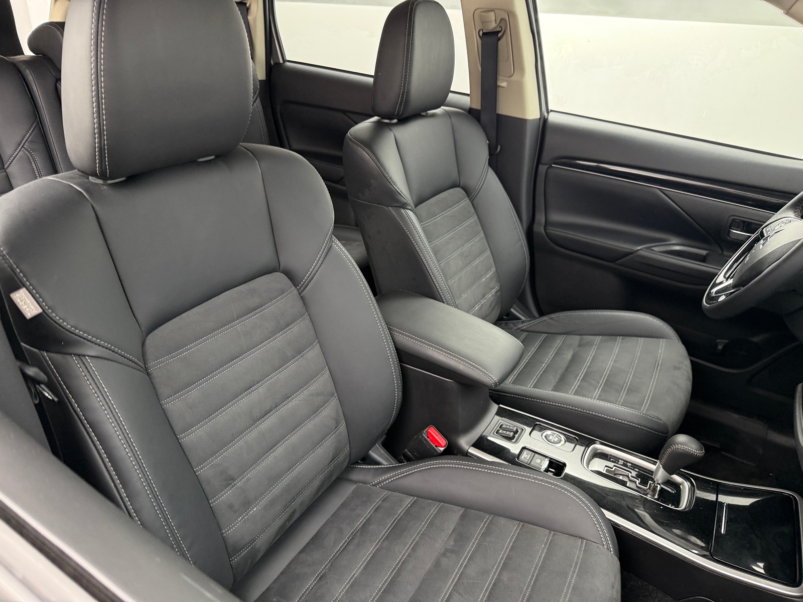 Thumbnail: 2020 Mitsubishi Outlander - 2