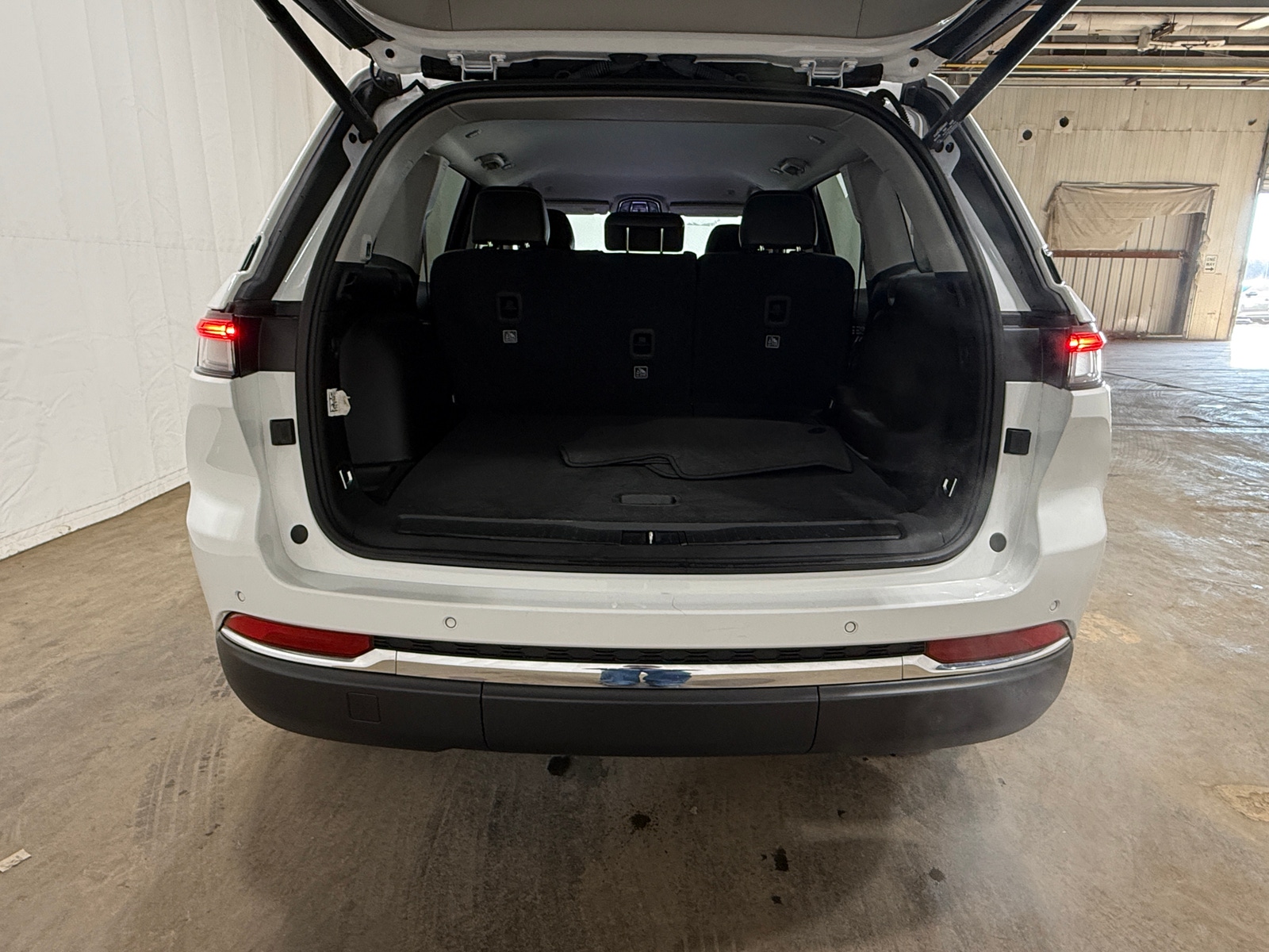 Thumbnail: 2023 Jeep Grand Cherokee - 6