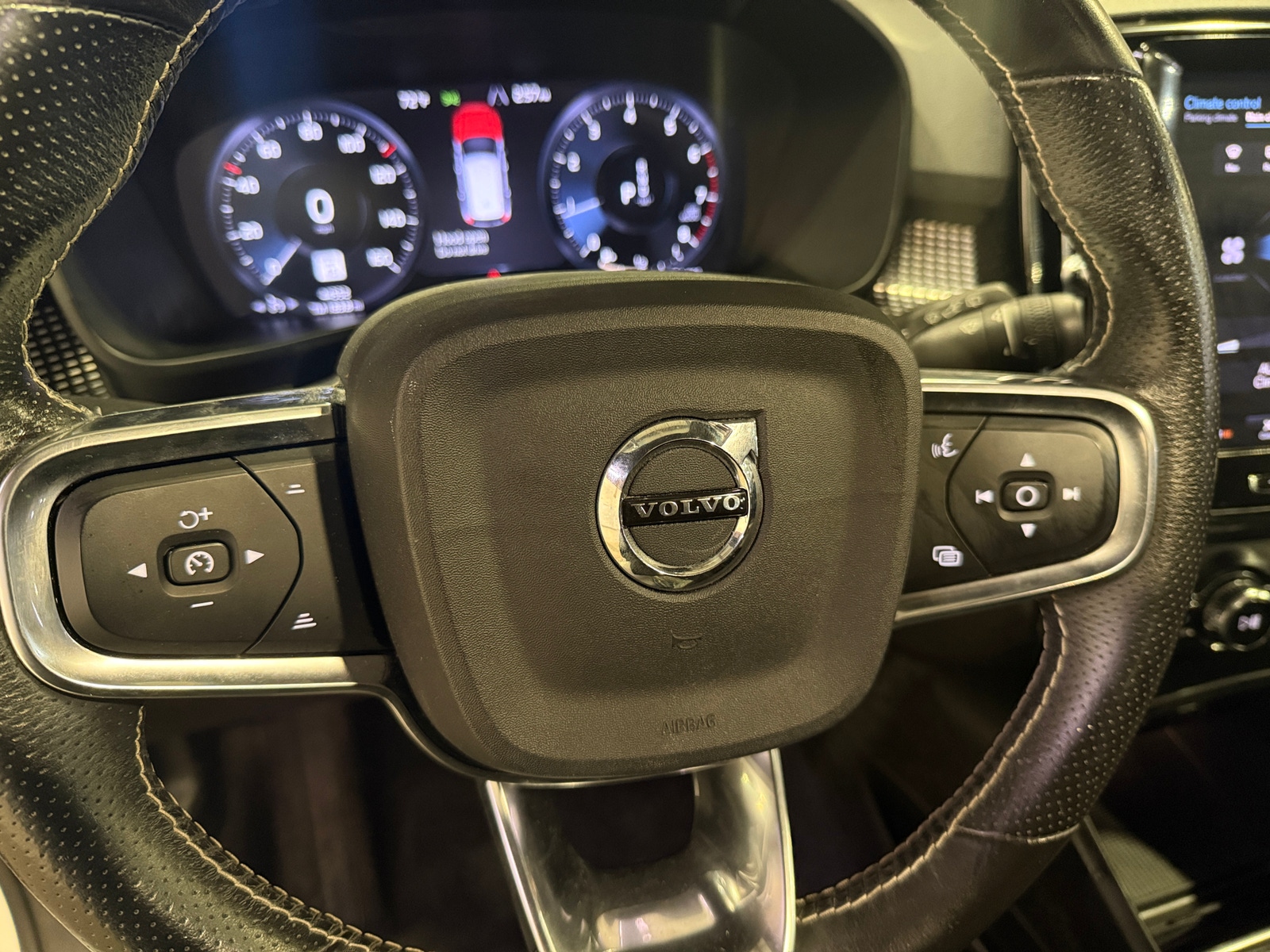 Thumbnail: 2021 Volvo XC40 - 4