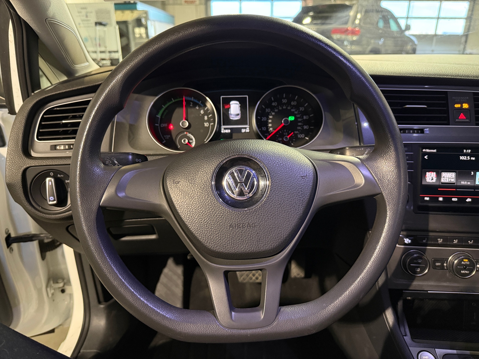 Thumbnail: 2016 Volkswagen e-Golf - 5
