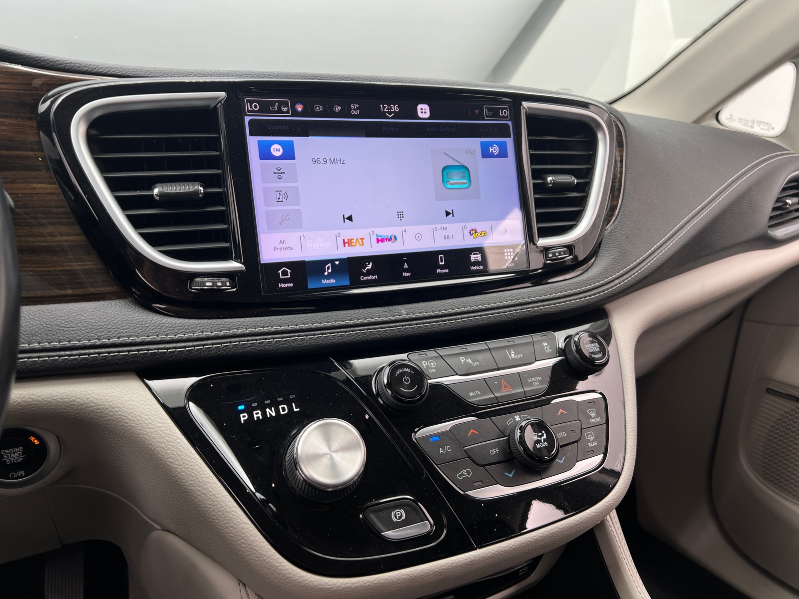 Thumbnail: 2021 Chrysler Pacifica - 3