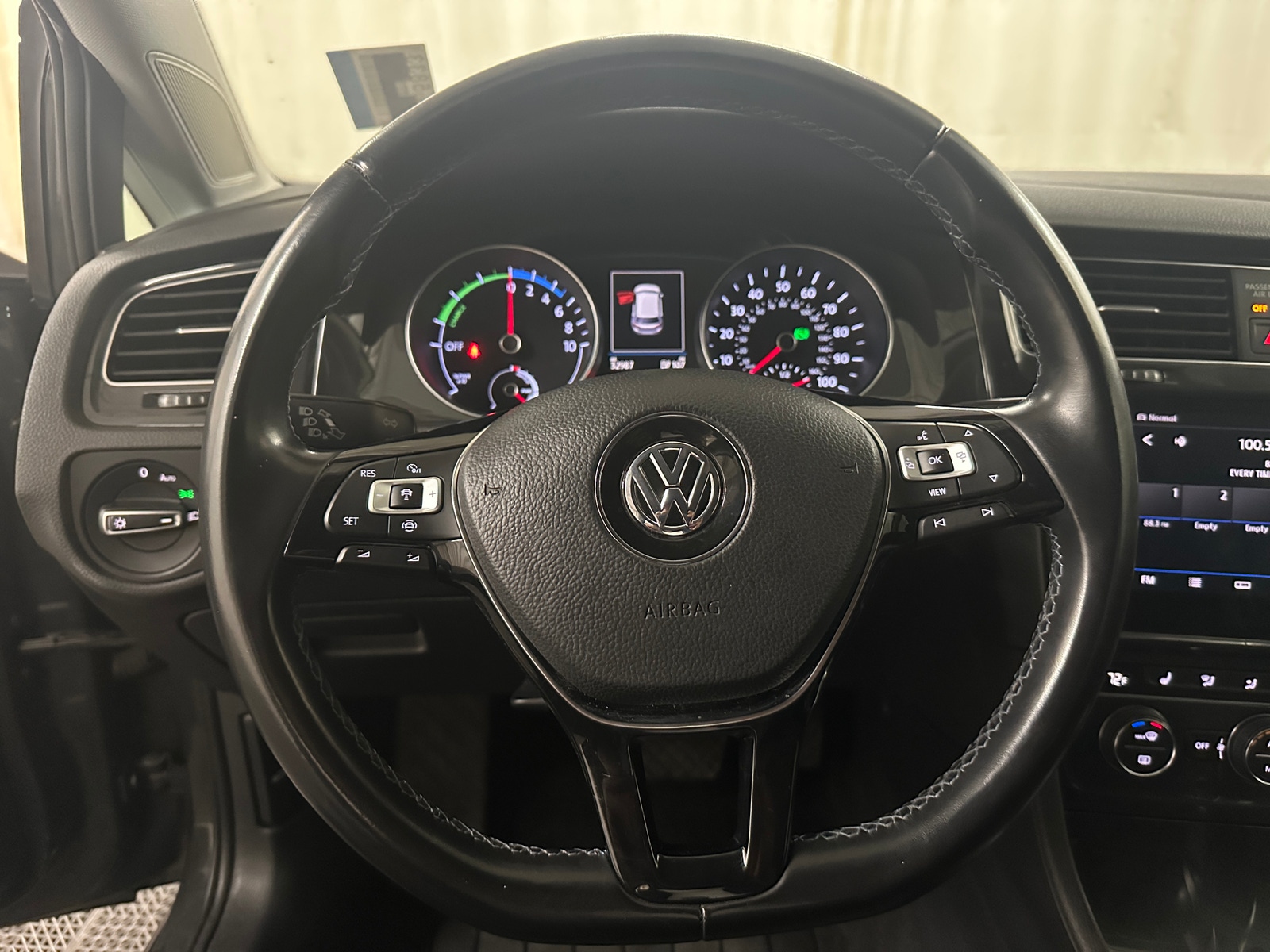 Thumbnail: 2019 Volkswagen e-Golf - 5